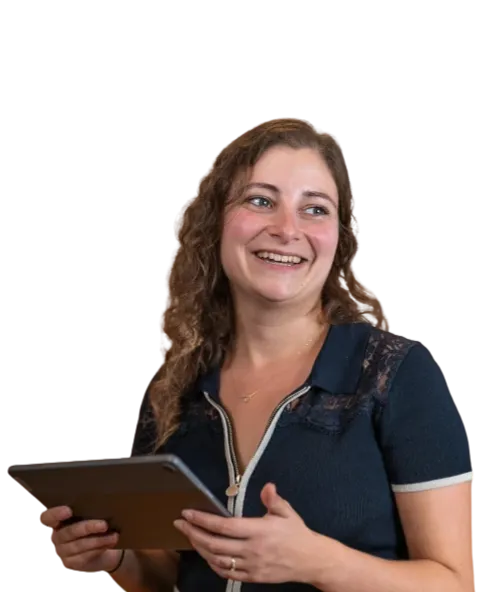 Femme souriante aux cheveux bouclés tenant une tablette numérique.