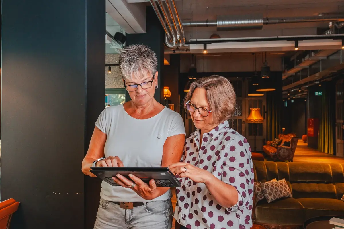 Zwei Mitarbeiterinnen von technotrans GmbH Managementsysteme aus Bielefeld