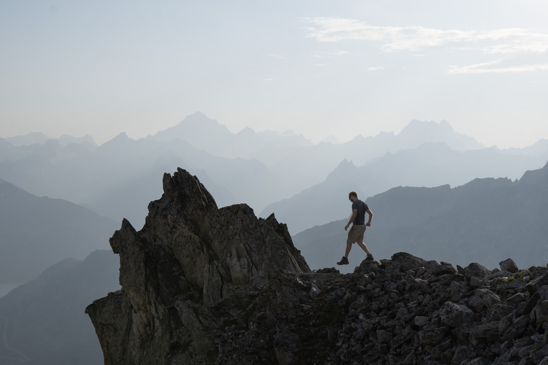 Künstler wandert in den Urner Alpen