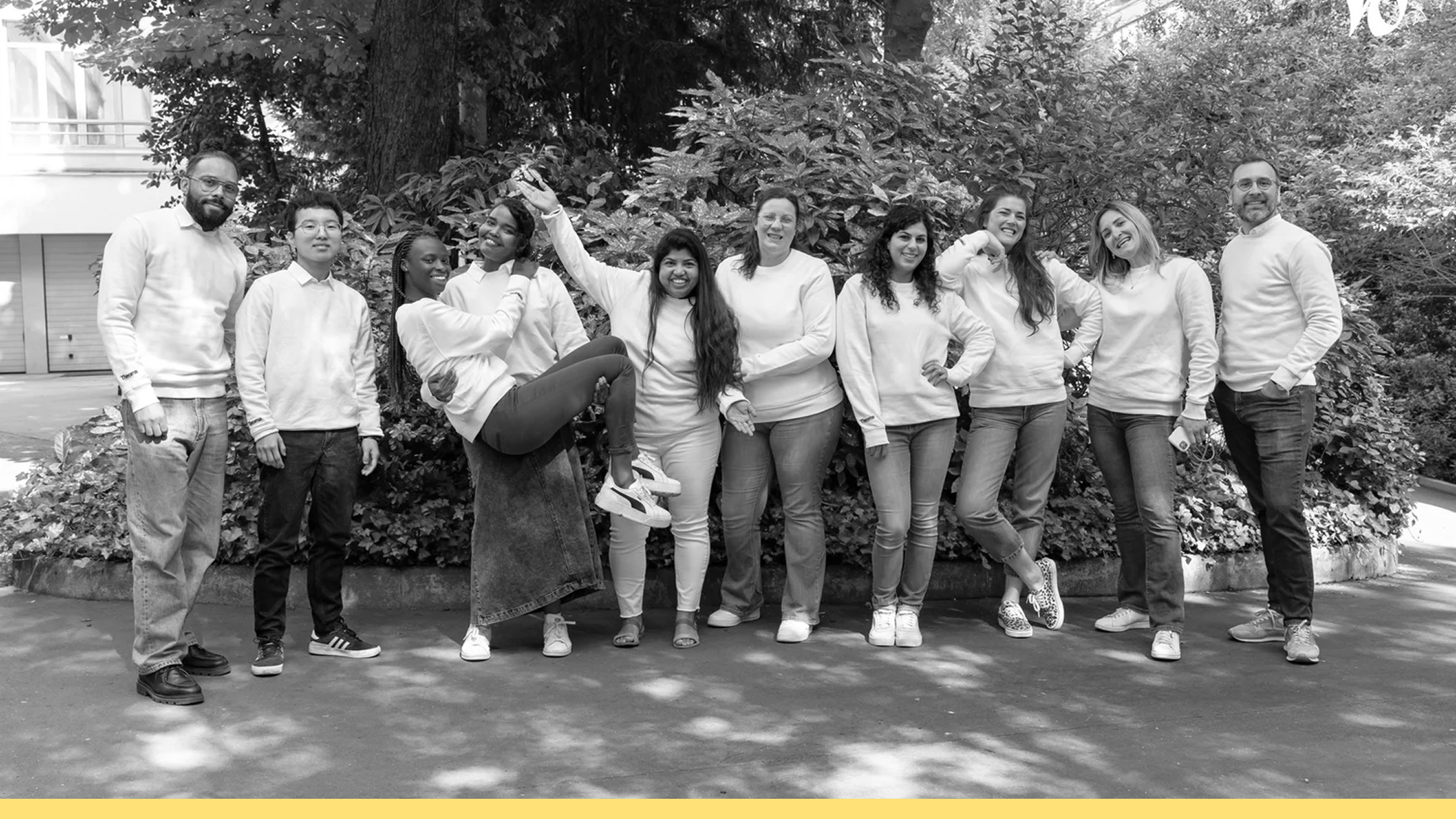 Photo de l’équipe Theoma réunie en extérieur, dans une ambiance conviviale et détendue.