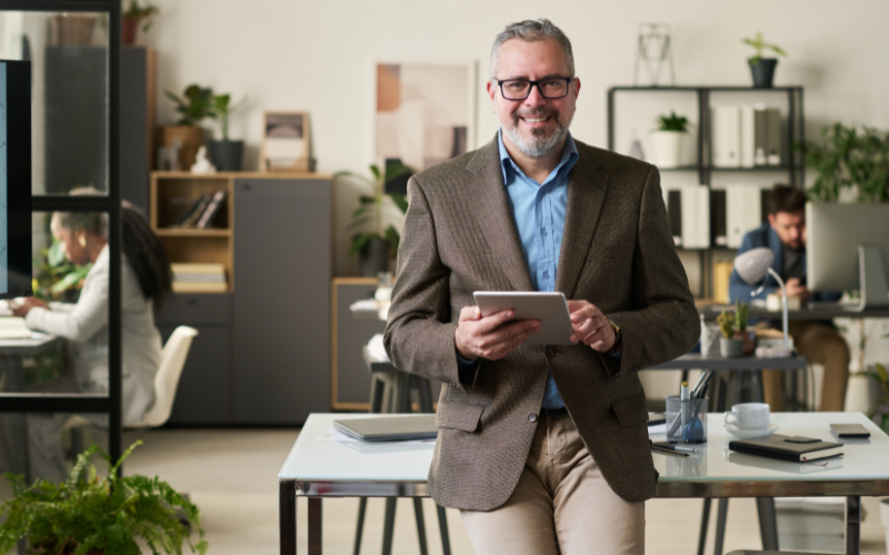 manager en open space tenant une tablette - posture managériale