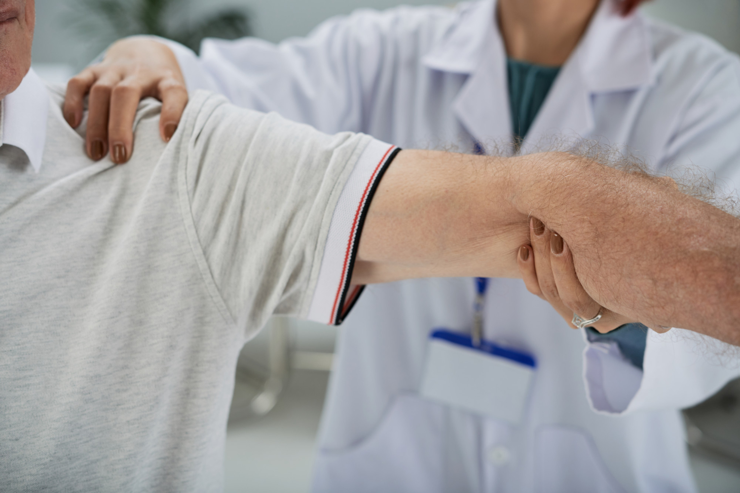 Reverse vs. Total Shoulder Replacement: How to Tell Which One You Need