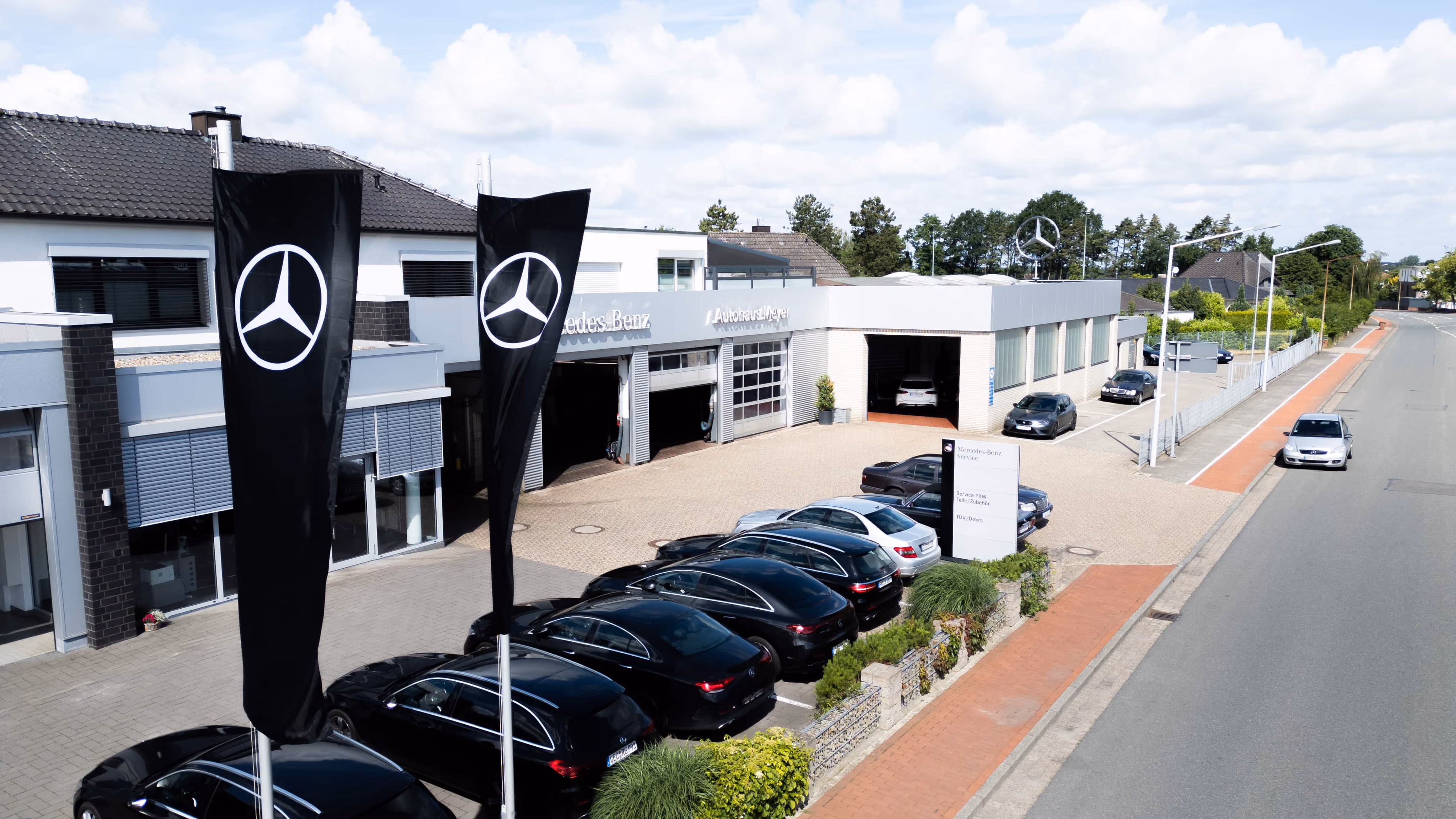 Luftaufnahme von Autohaus Meyer in Vechta mit Mercedes-Benz Fahnen und Fahrzeugen auf dem Hof
