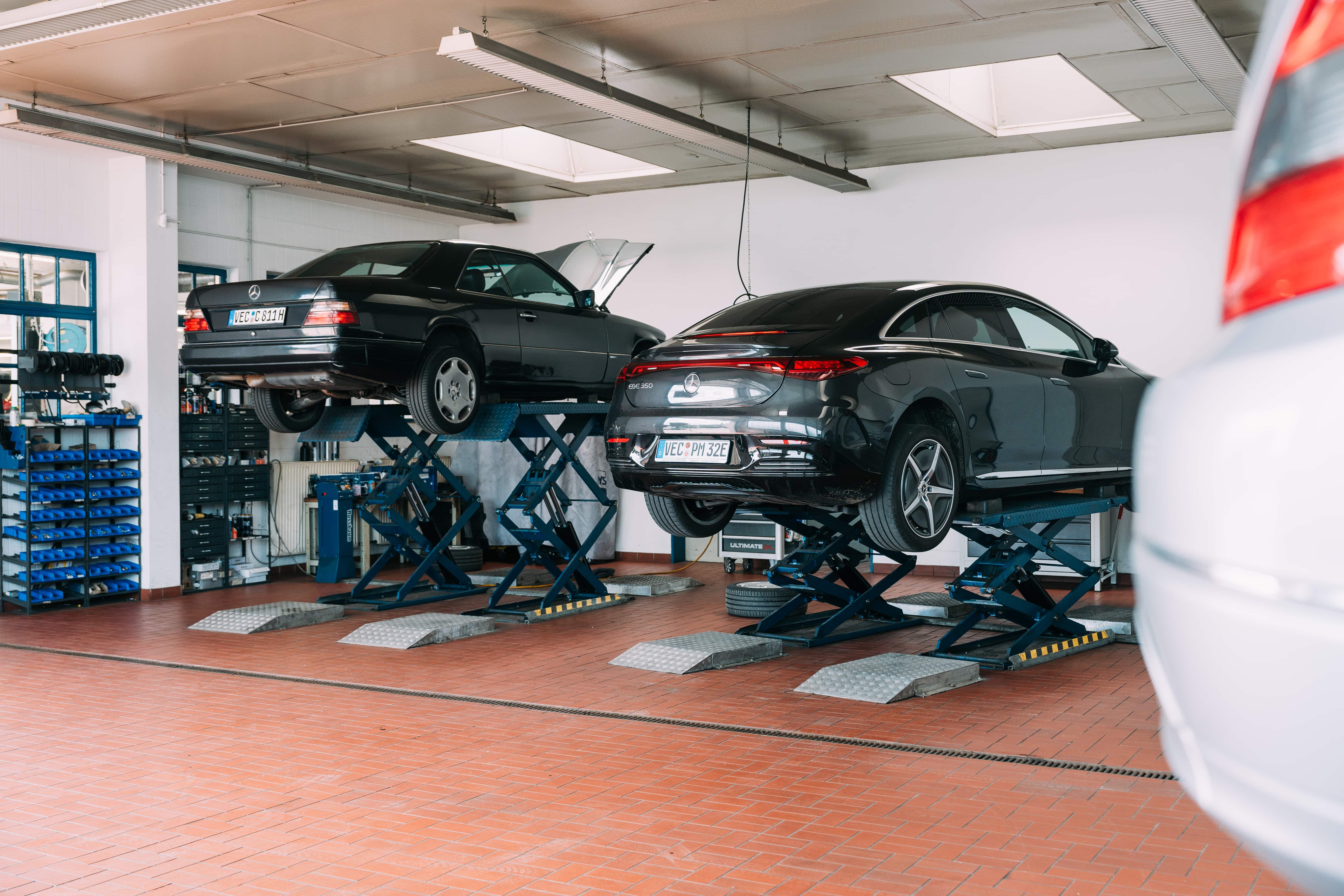Zwei Mercedes-Benz Fahrzeuge auf Hebebühnen in der Werkstatt von Autohaus Meyer
