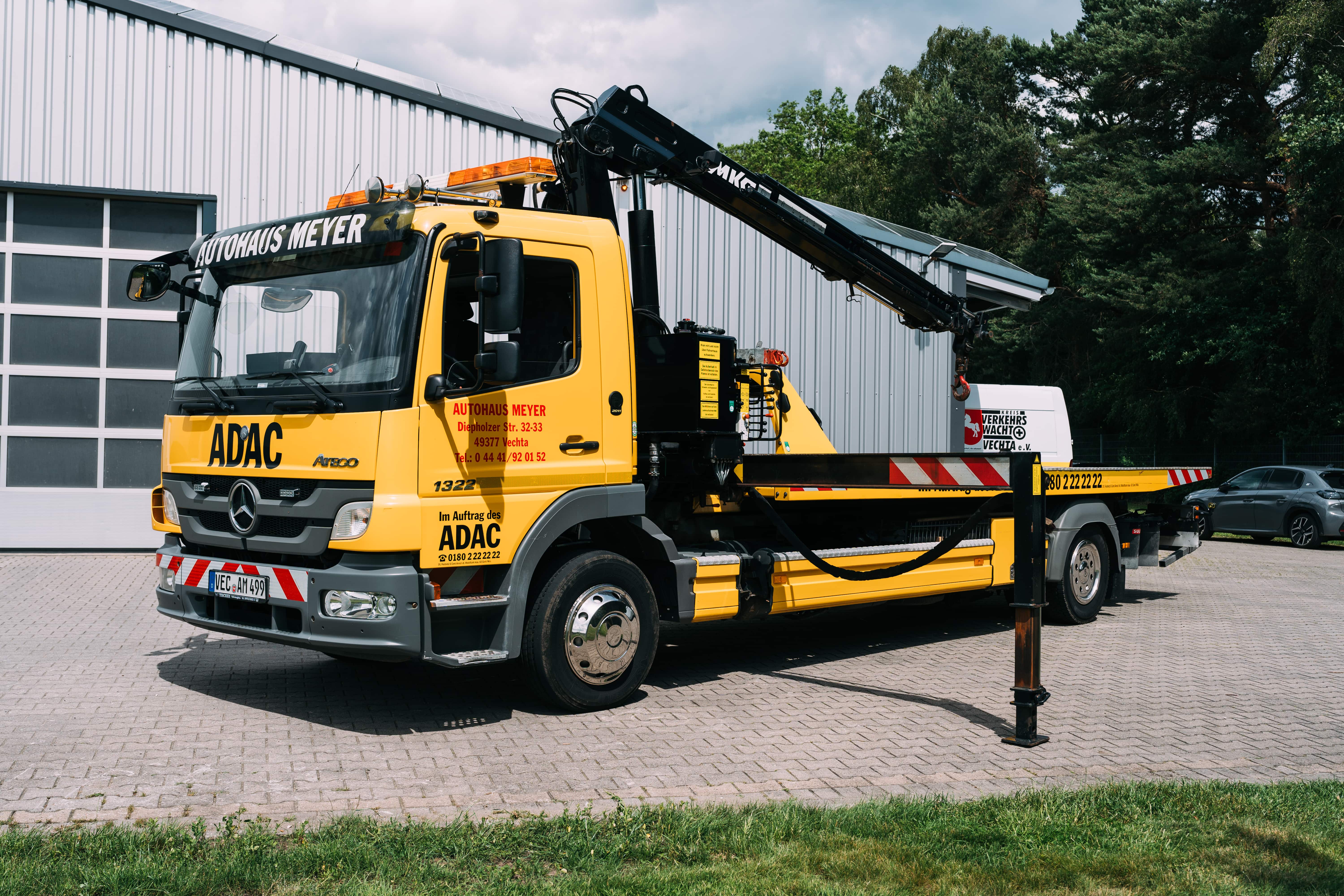 Gelber ADAC Abschleppwagen von Autohaus Meyer mit Ladekran