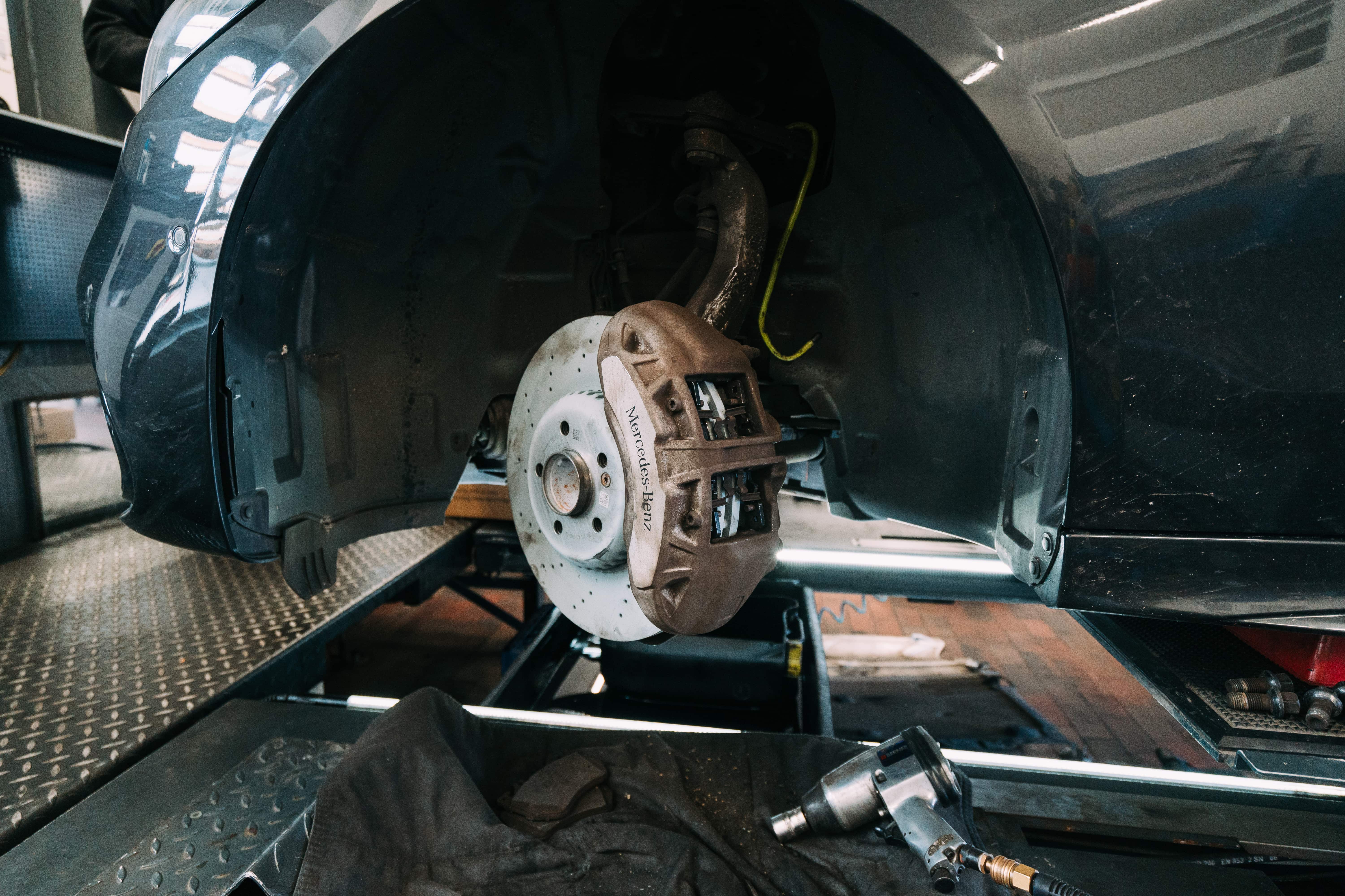 Mercedes-Benz Bremsscheibe mit Bremssattel an einem Fahrzeug auf der Hebebühne