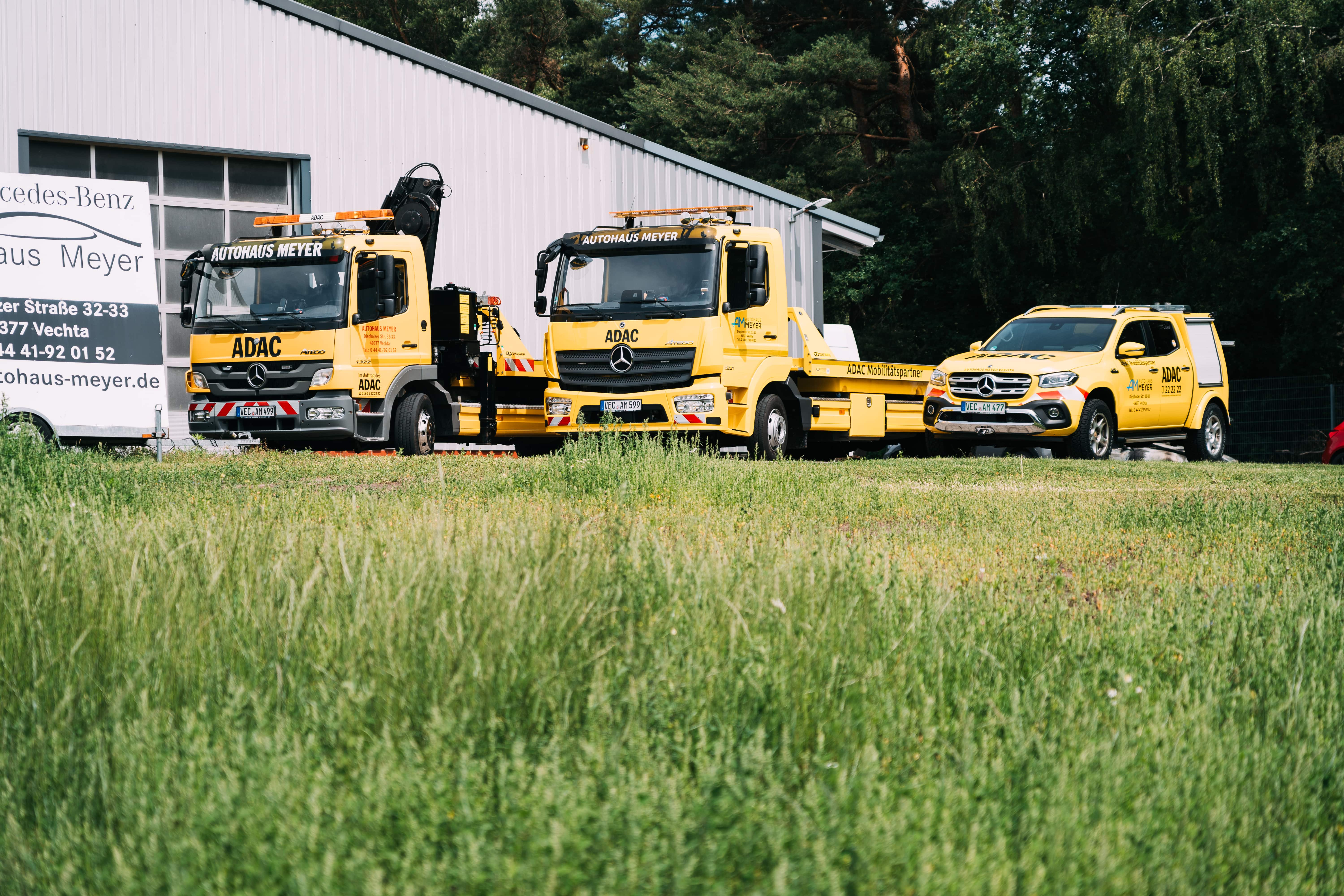 ADAC Abschlepp- und Pannenfahrzeuge von Autohaus Meyer auf dem Firmengelände