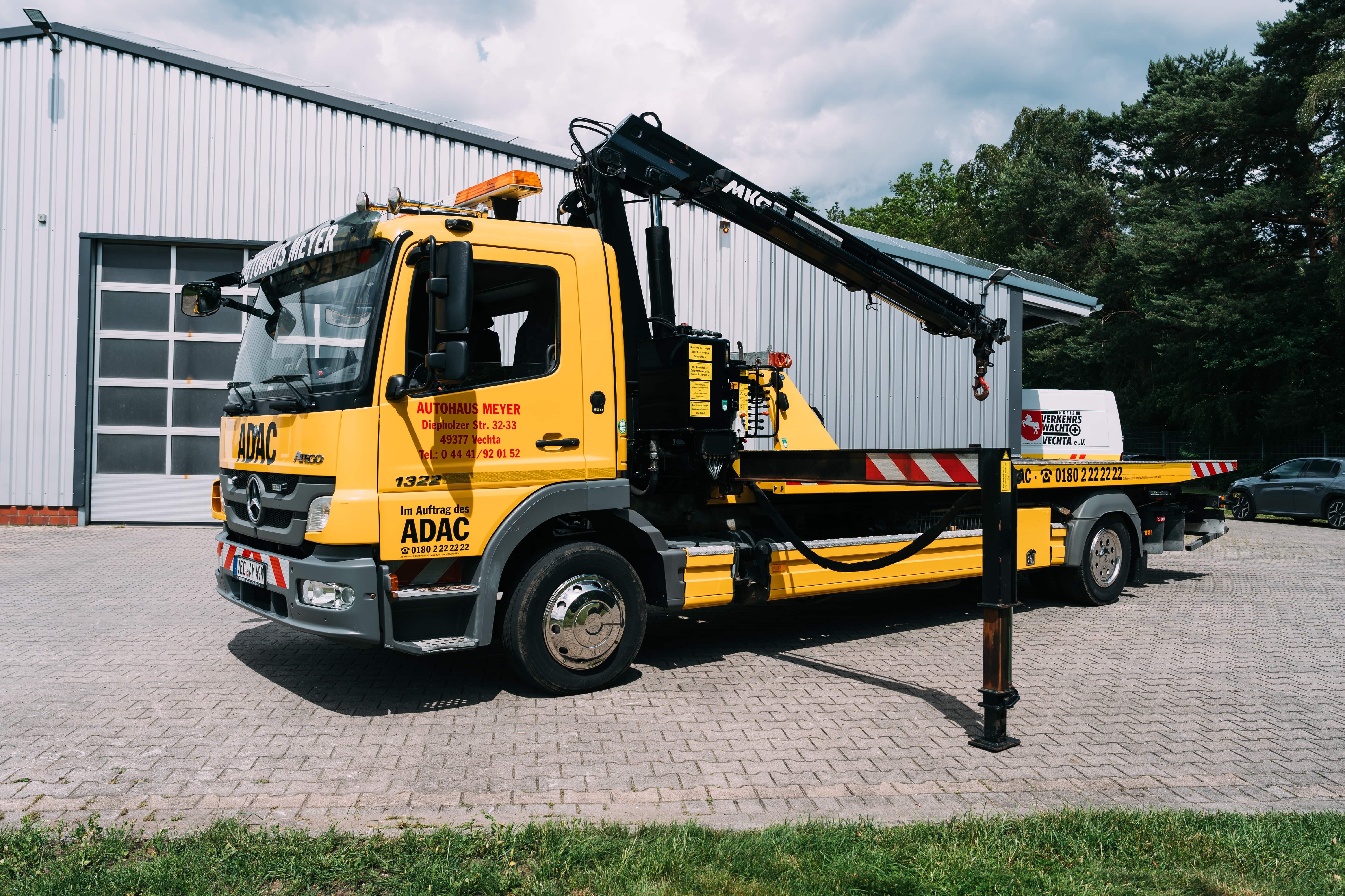 ADAC Abschleppwagen mit Ladekran von Autohaus Meyer