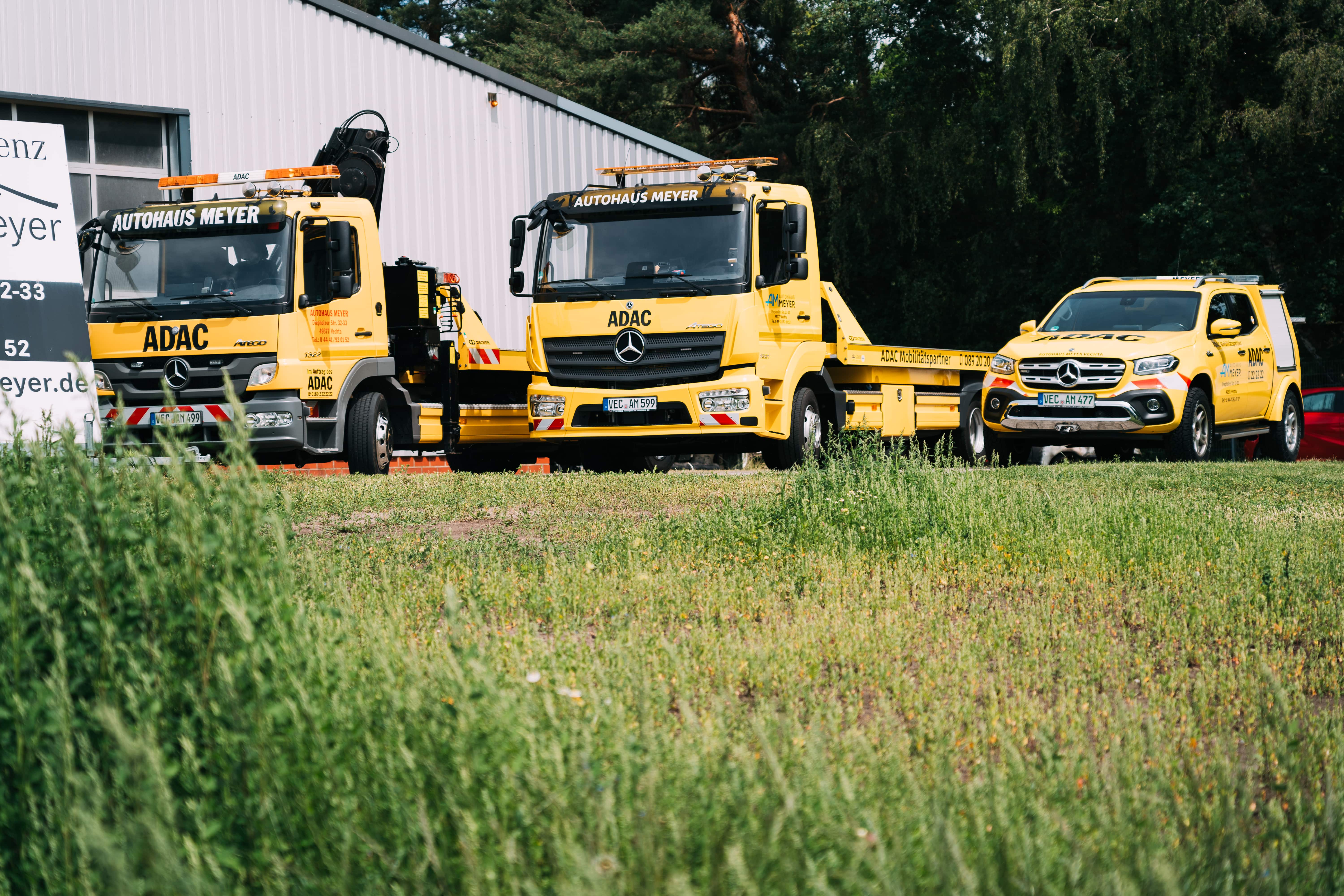 Flotte aus drei gelben ADAC Abschlepp- und Pannenfahrzeugen von Autohaus Meyer