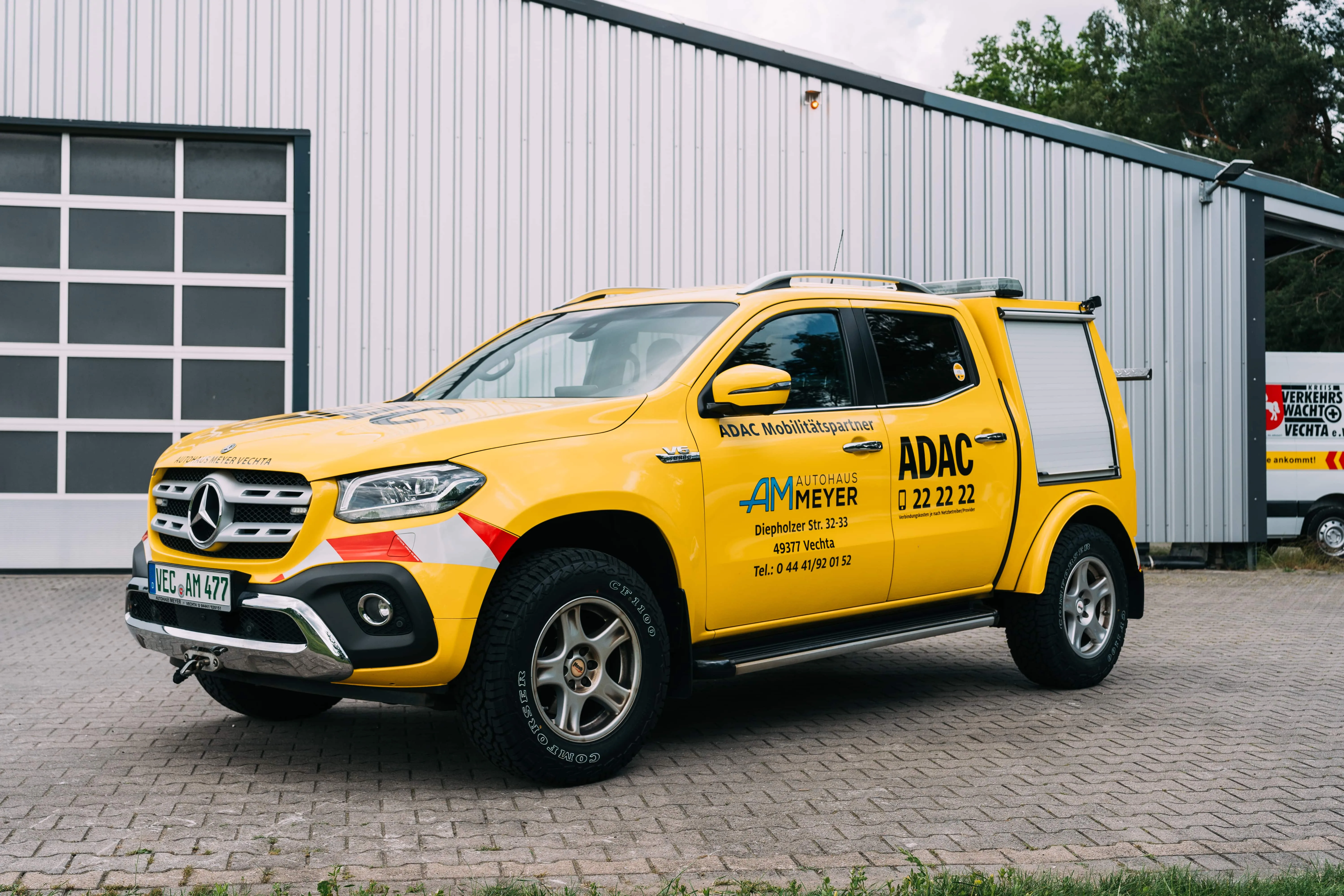 Gelbe Mercedes-Benz X-Klasse als ADAC Pannenhilfefahrzeug von Autohaus Meyer