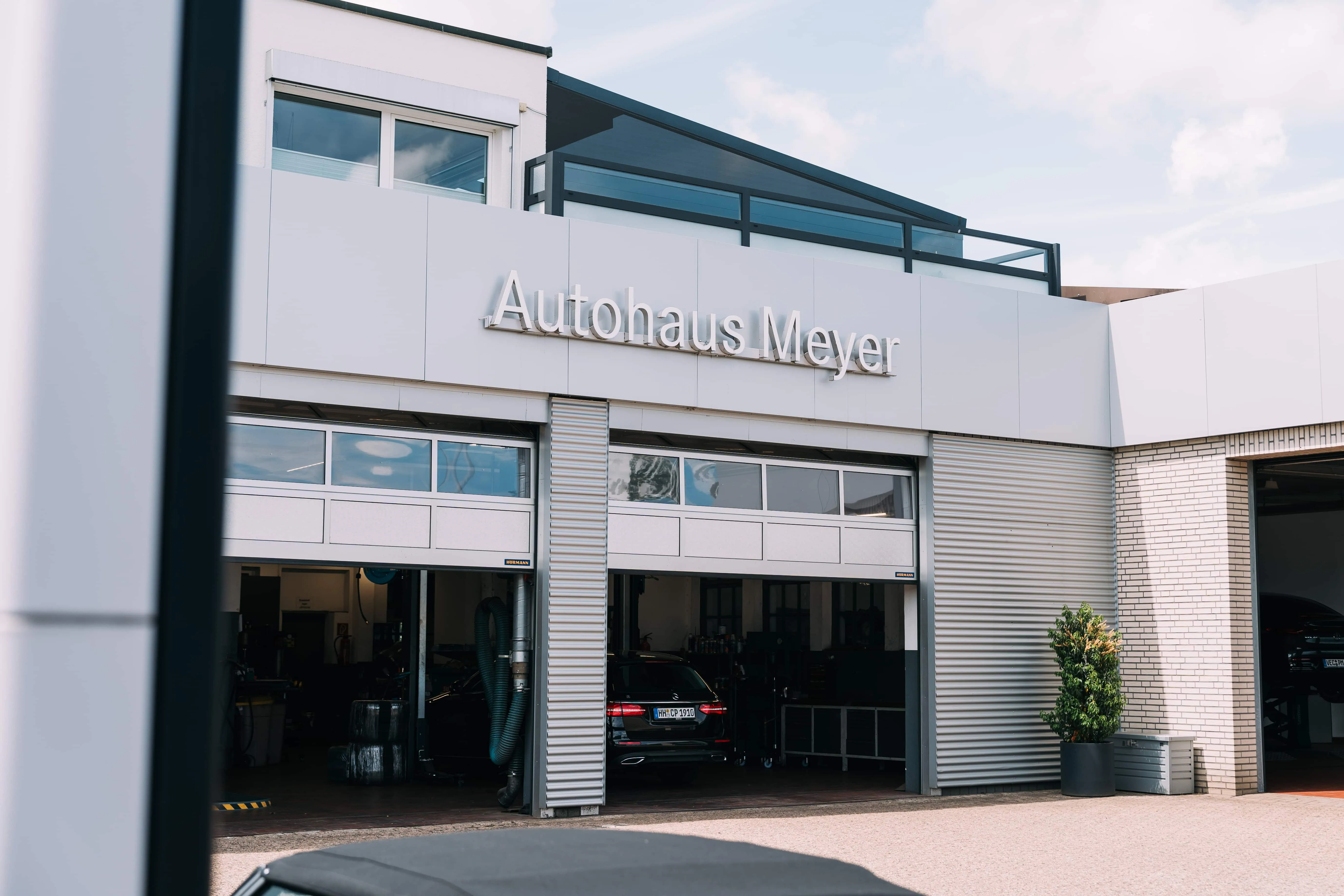 Firmengebäude von Autohaus Meyer in Vechta mit Schriftzug und Werkstatttoren