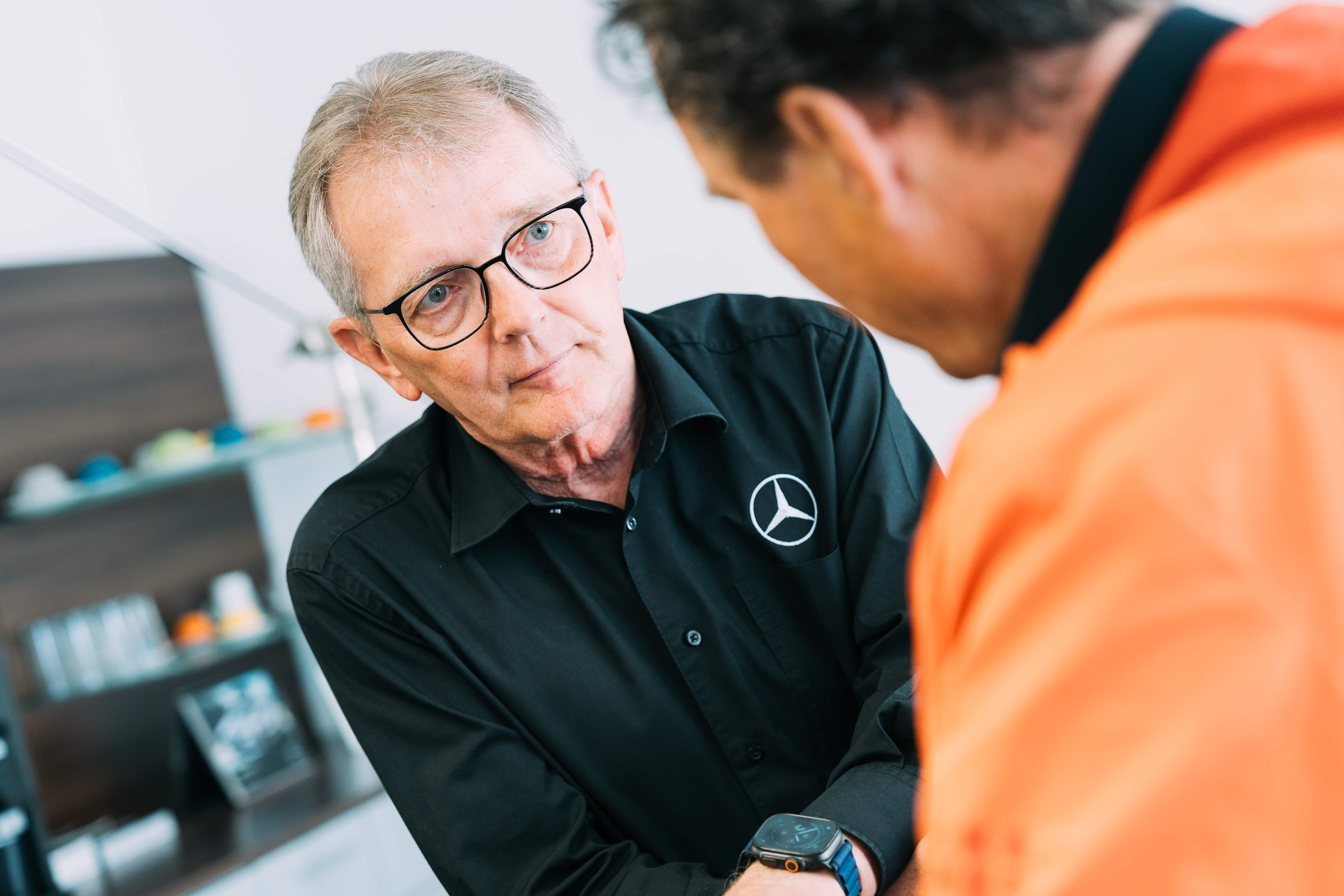 Mercedes-Benz Serviceberater von Autohaus Meyer im Gespräch mit einem Kunden