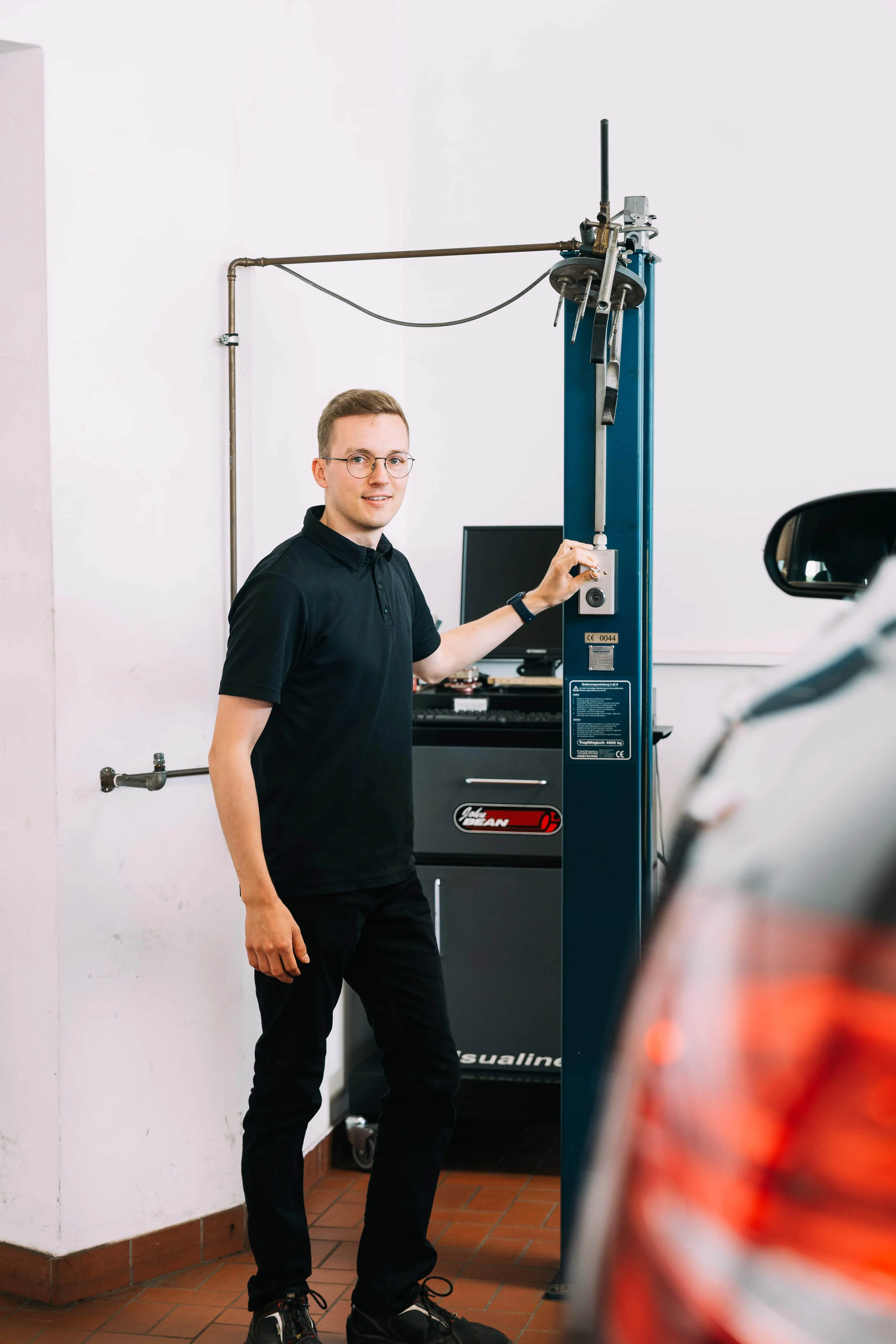Mitarbeiter von Autohaus Meyer am Achsvermessungsgerät in der Werkstatt