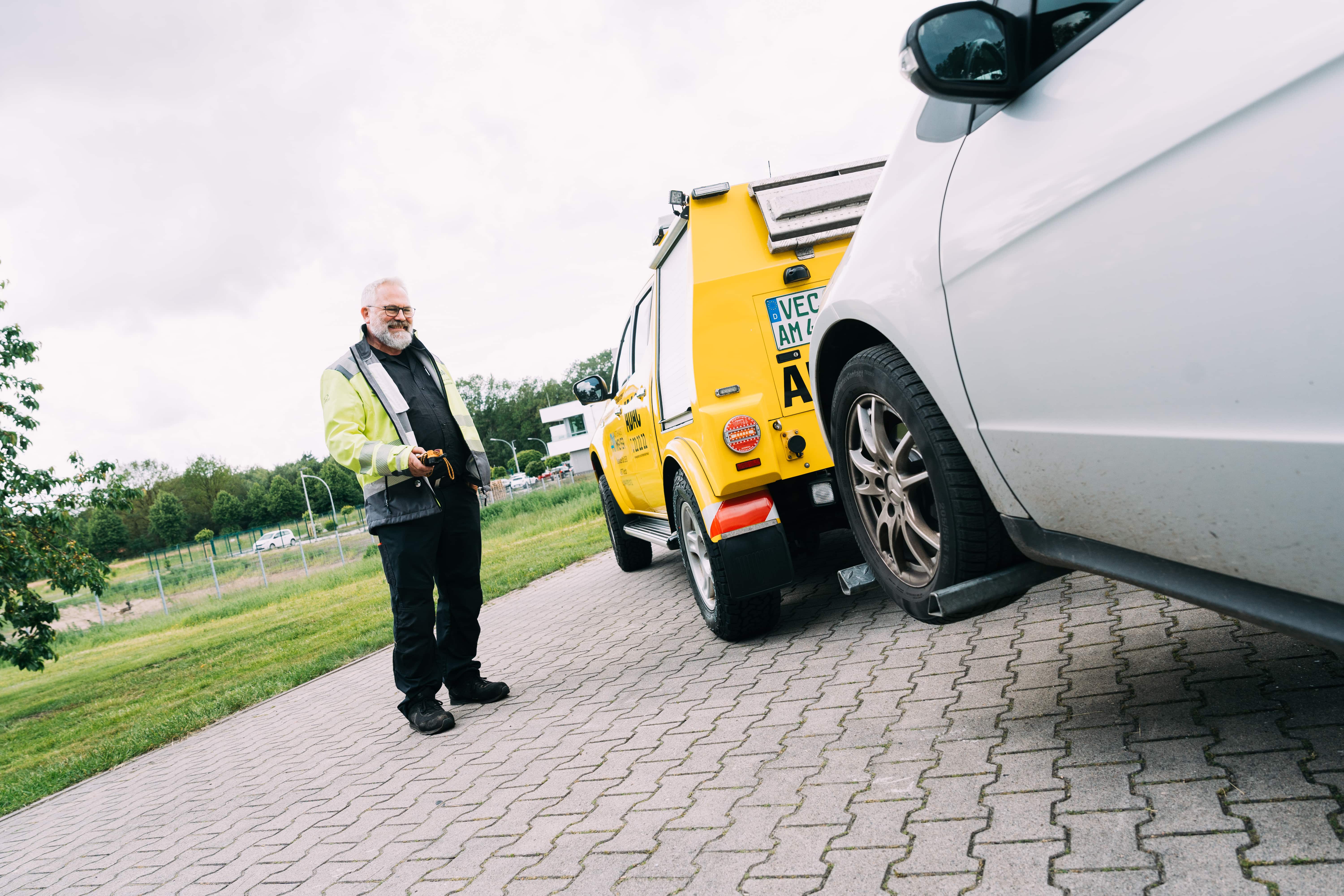 Mitarbeiter des Abschleppdienstes bereitet das Abschleppen eines Autos vor