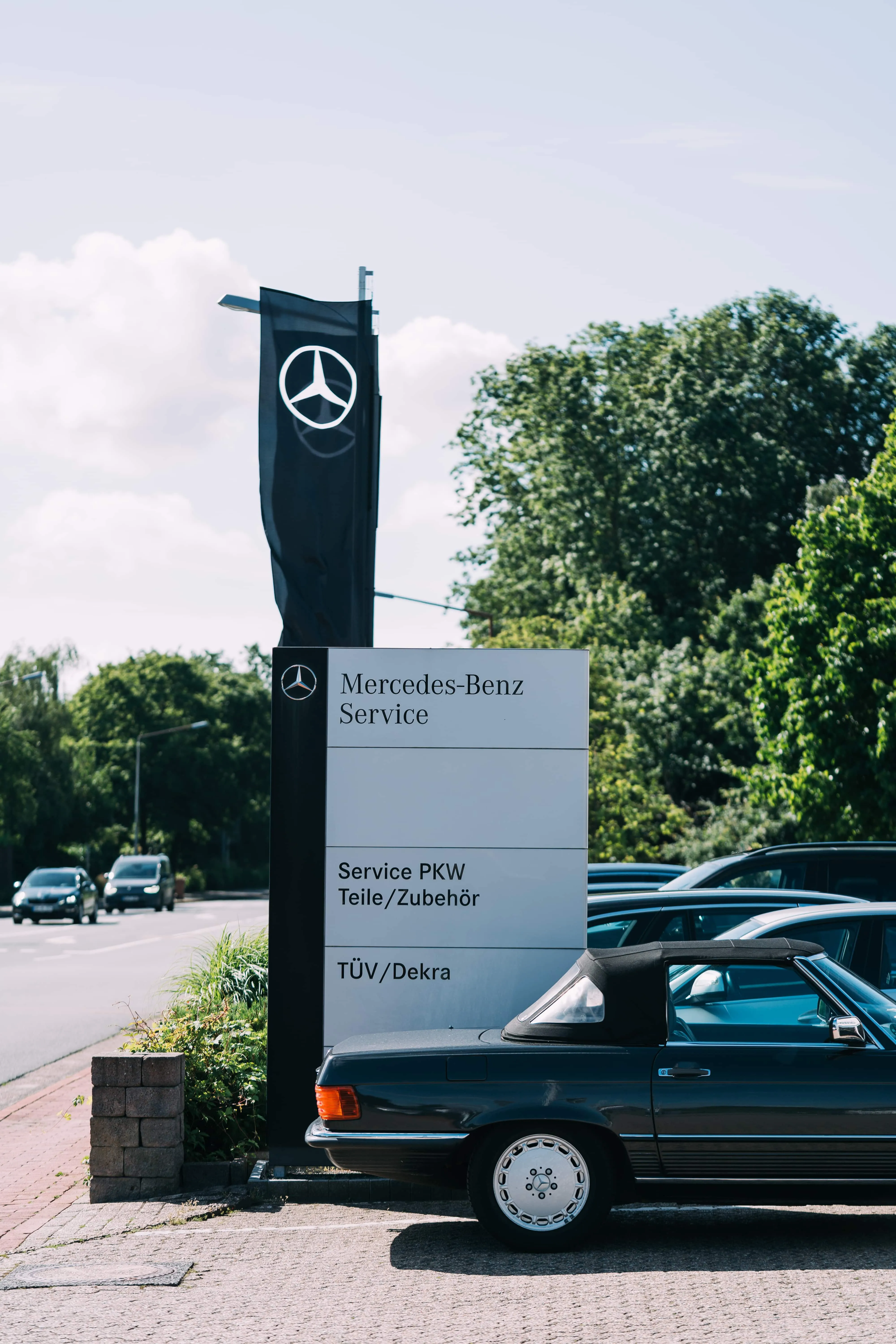 Mercedes-Benz Service Schild von Autohaus Meyer mit Service PKW, Teile/Zubehör und TÜV/Dekra