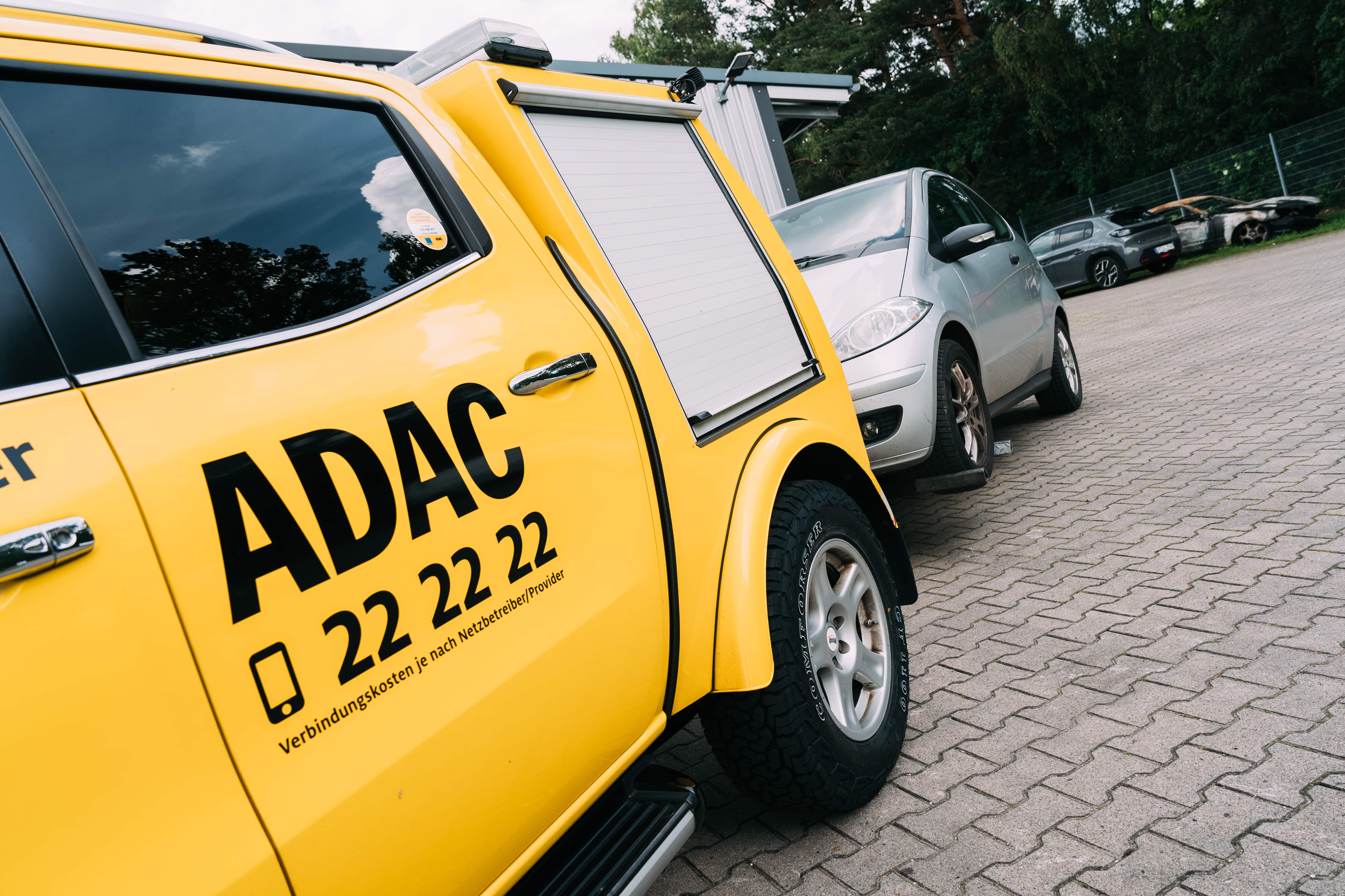 Gelbes ADAC Pannenhilfefahrzeug auf dem Hof von Autohaus Meyer