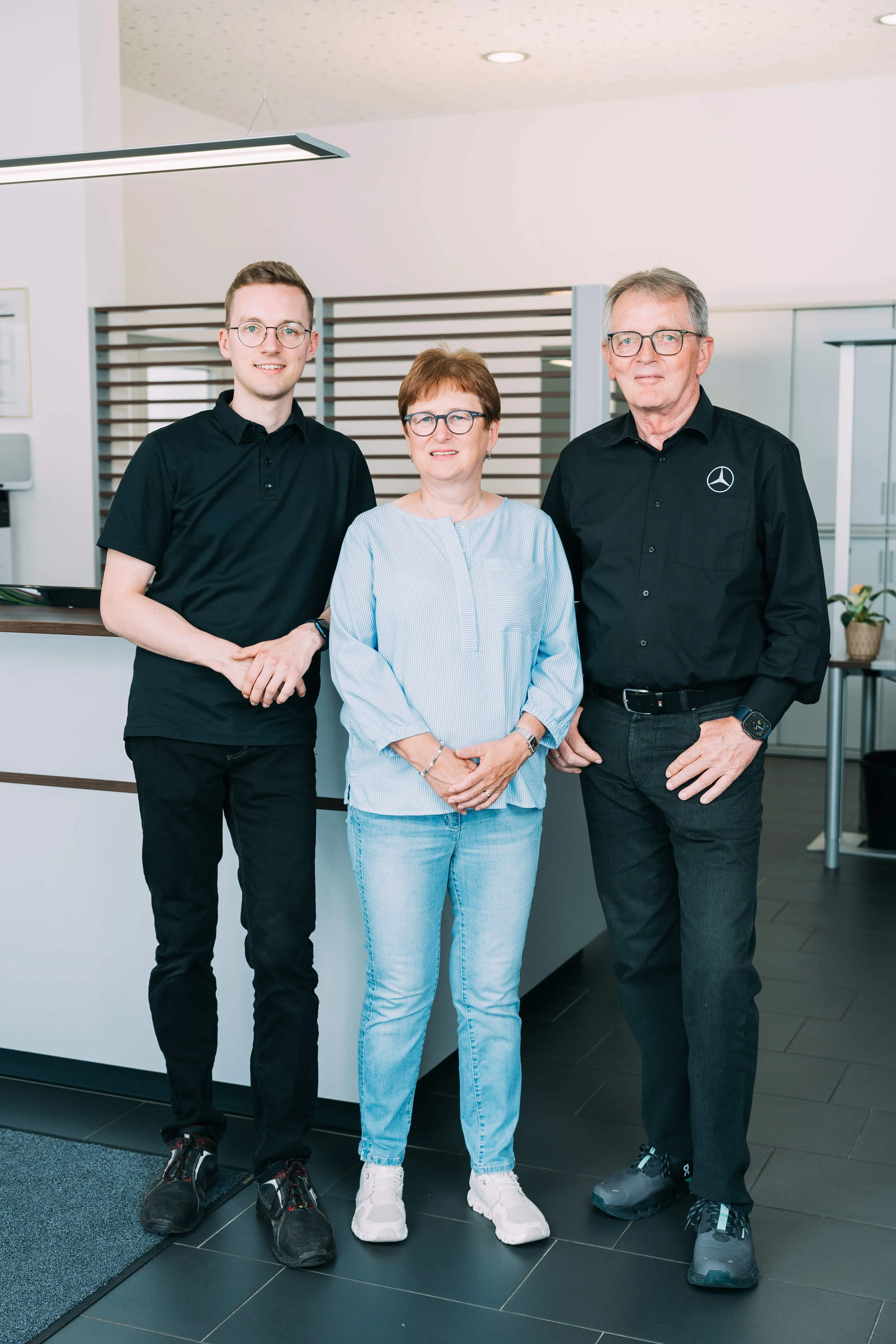 Familie Meyer im Verkaufsraum des Autohauses