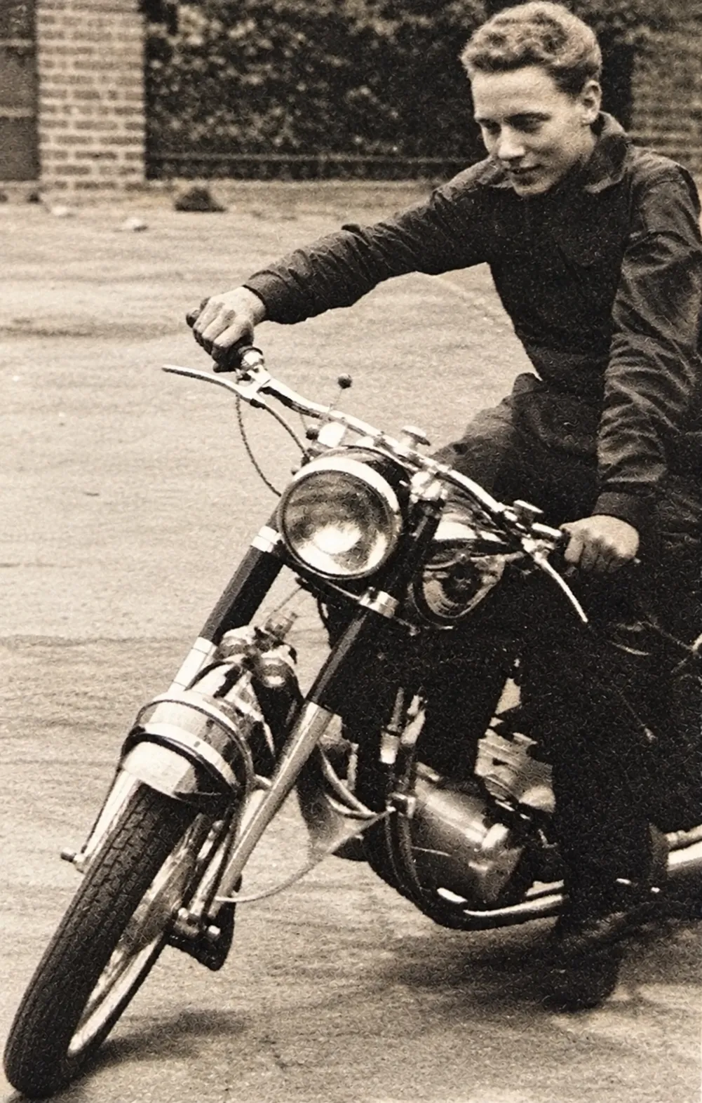 Bernard Meyer als junger Mann auf einem Motorrad (1953)