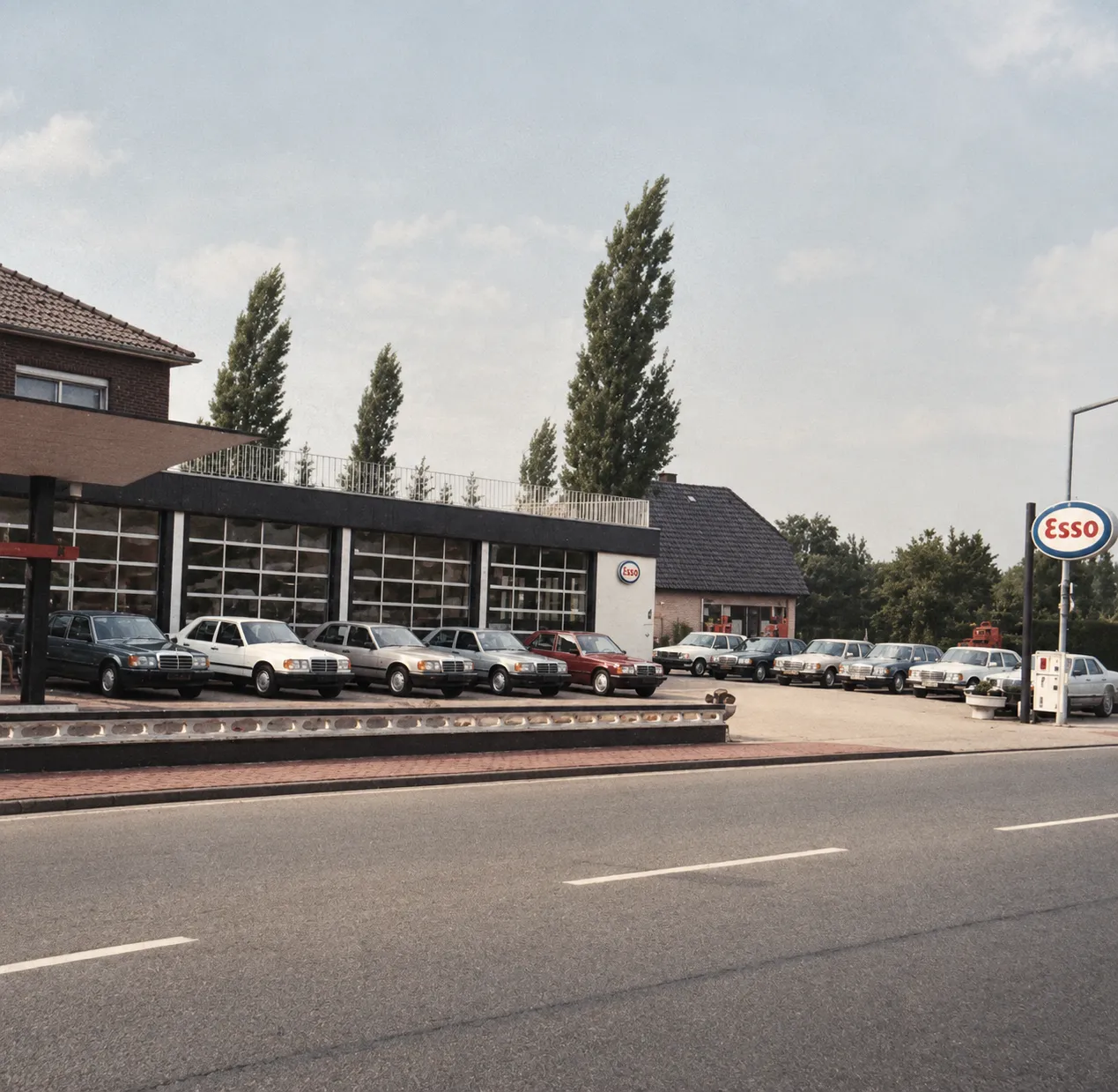 Autohaus Meyer mit Tankstelle und Mercedes-Benz Jahreswagen auf dem Hof (1976)