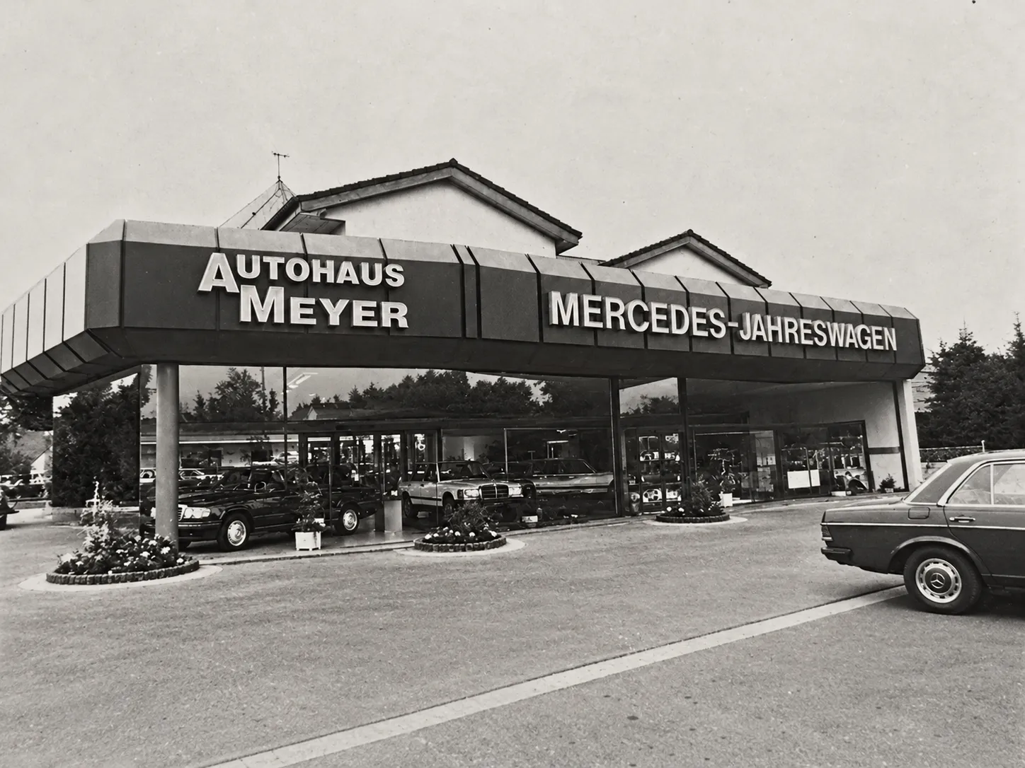 Ausstellungsgebäude von Autohaus Meyer mit Schriftzug Mercedes-Jahreswagen (1988)