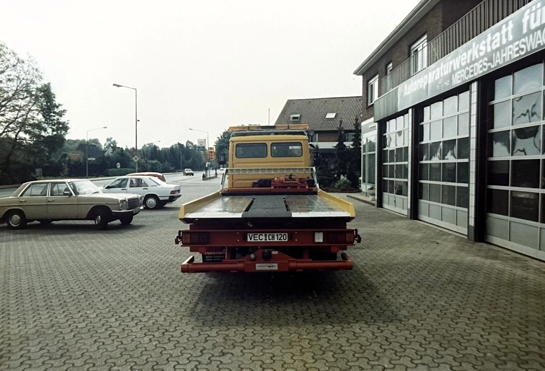 Erster Abschleppwagen von Autohaus Meyer vor der Werkstatt (1990)