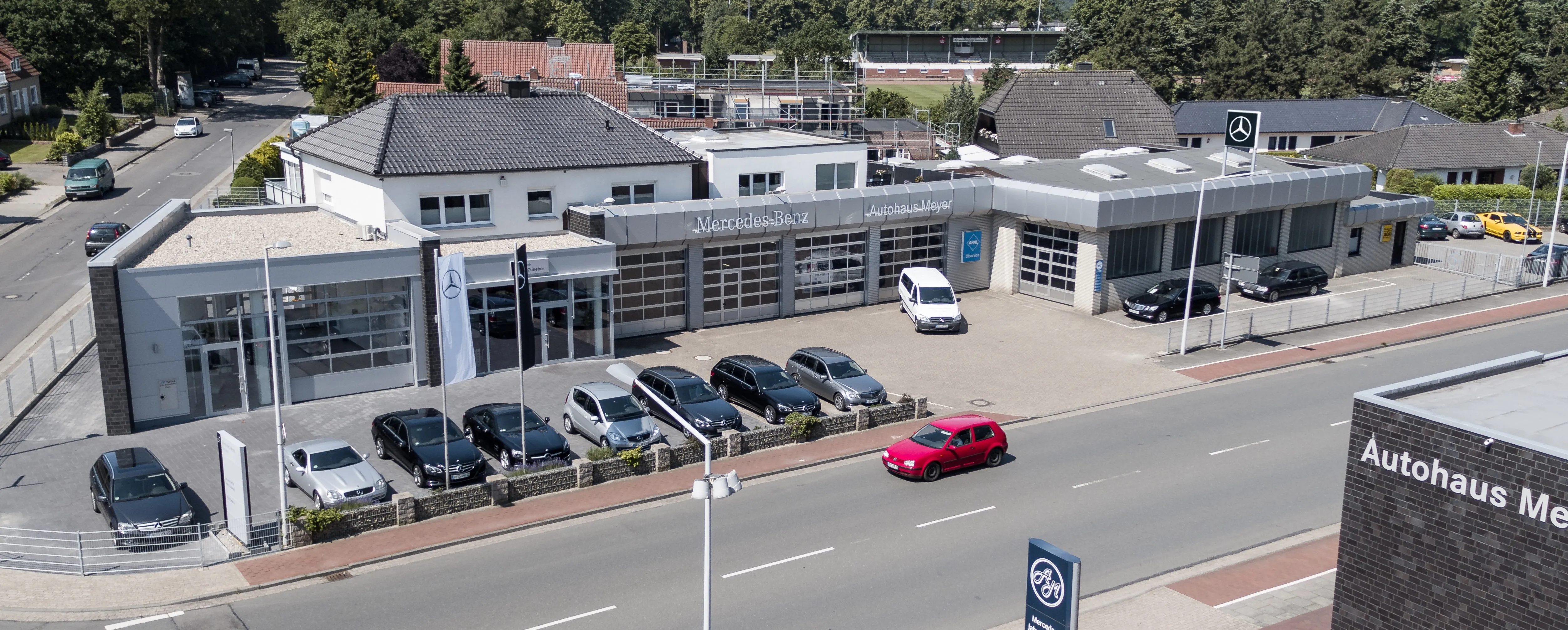 Luftaufnahme des modernisierten Autohauses Meyer mit Räderzentrum (2017)