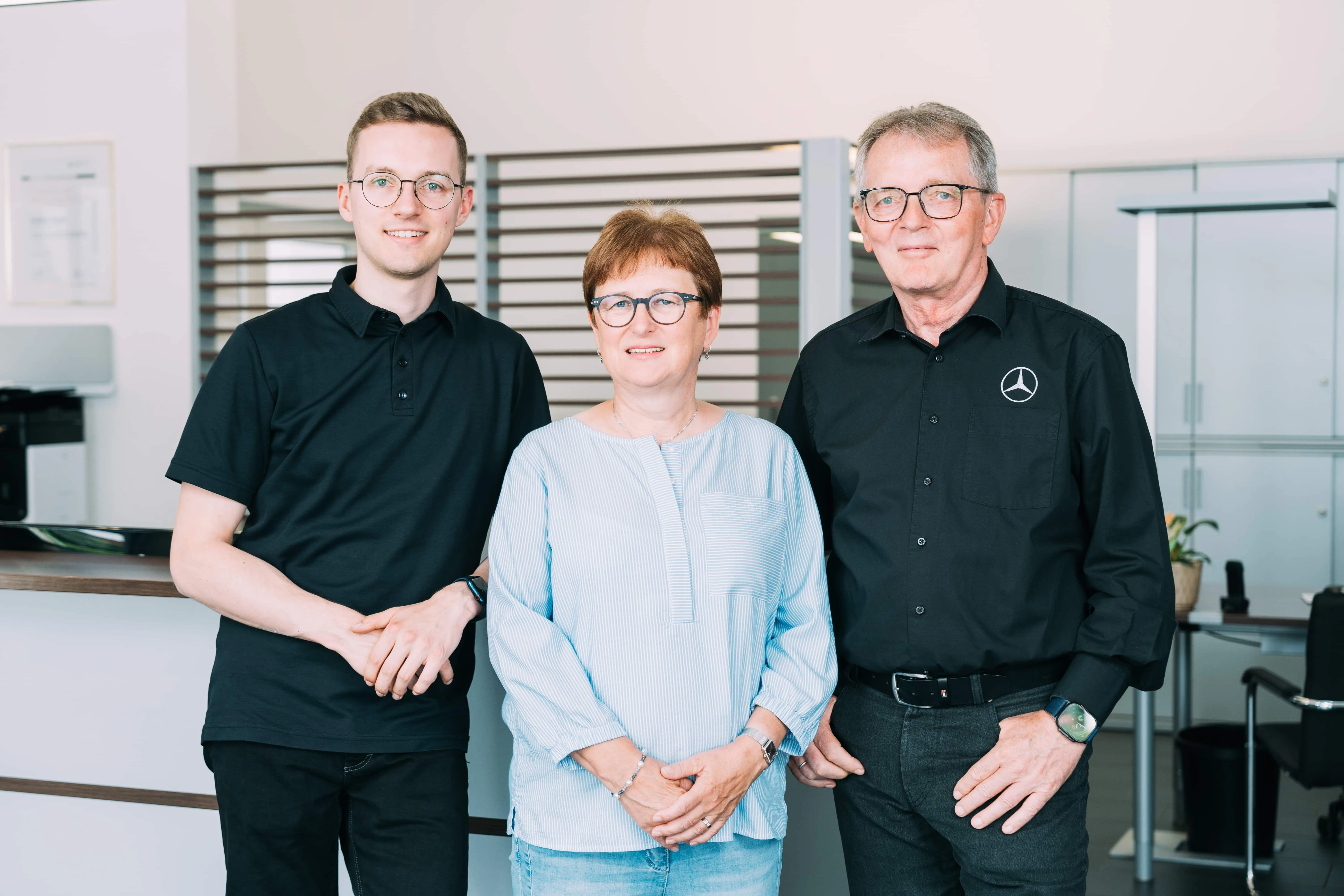 Familie Meyer im Verkaufsraum des Autohauses (2026)