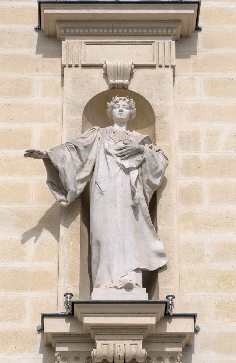 Statue de l’Éloquence sur la façade du Palais de justice de Paris