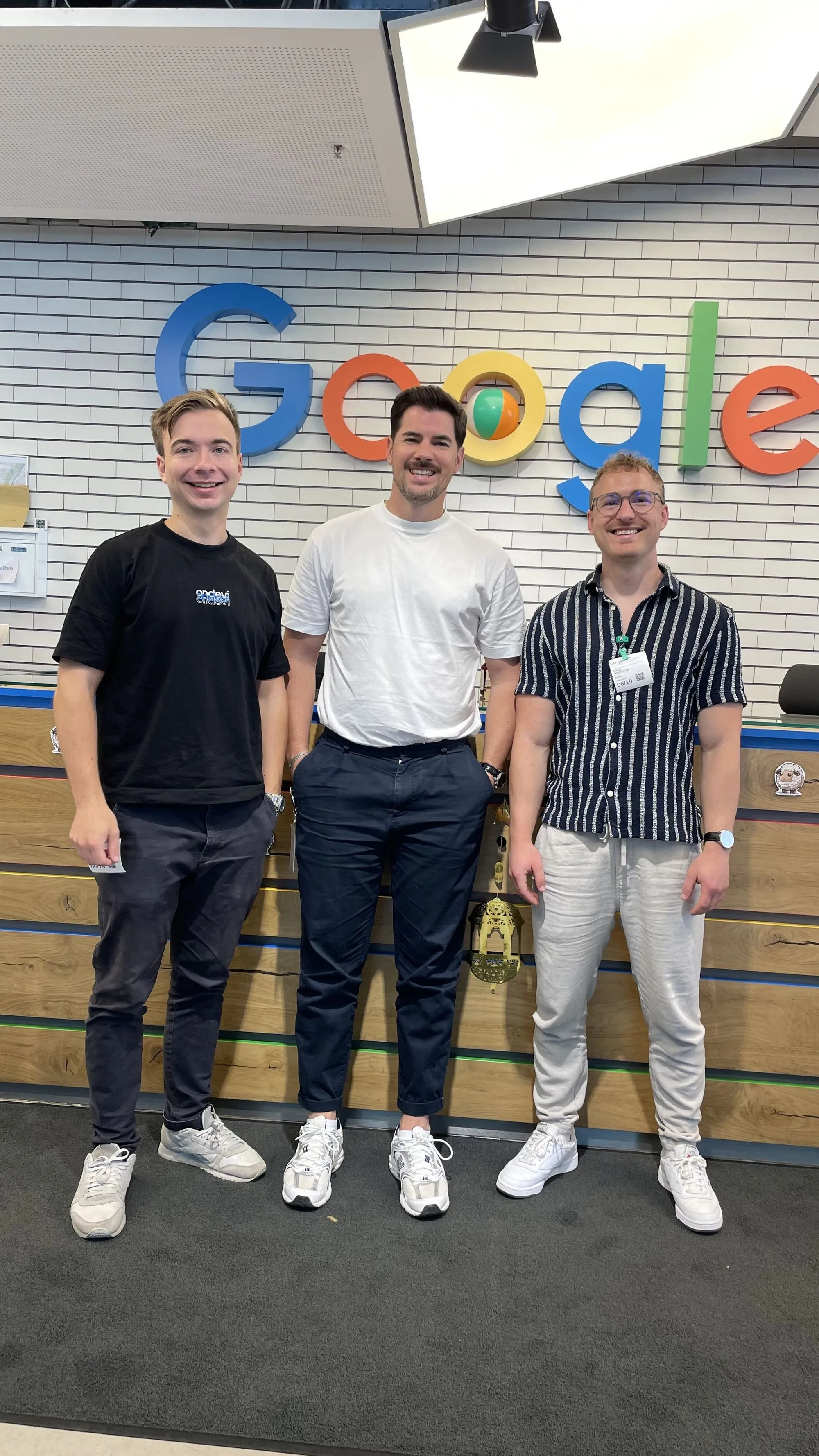 Gruppenbild von drei jungen Männern in einem Büro