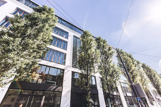 Fassade eines modernen Bürogebäudes 