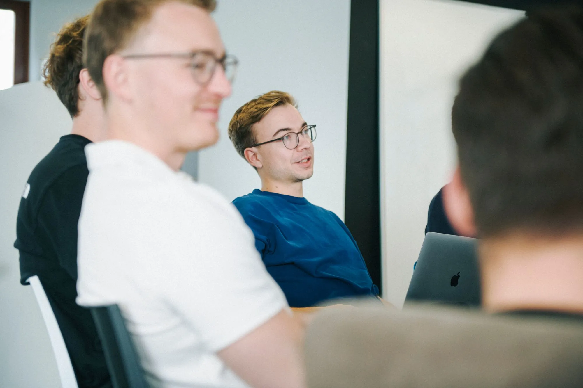 Mehrere Personen in einem Meeting