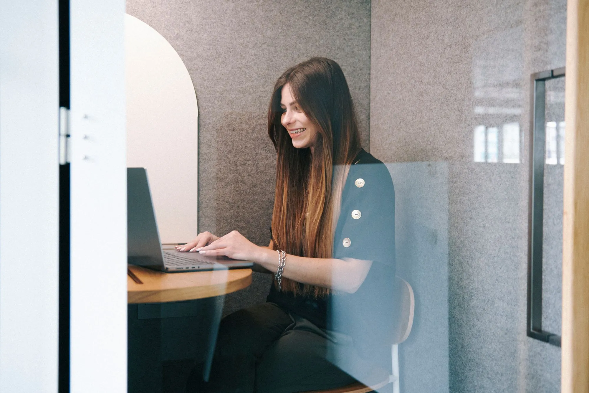 Eine junge Frau in einer Call-Box