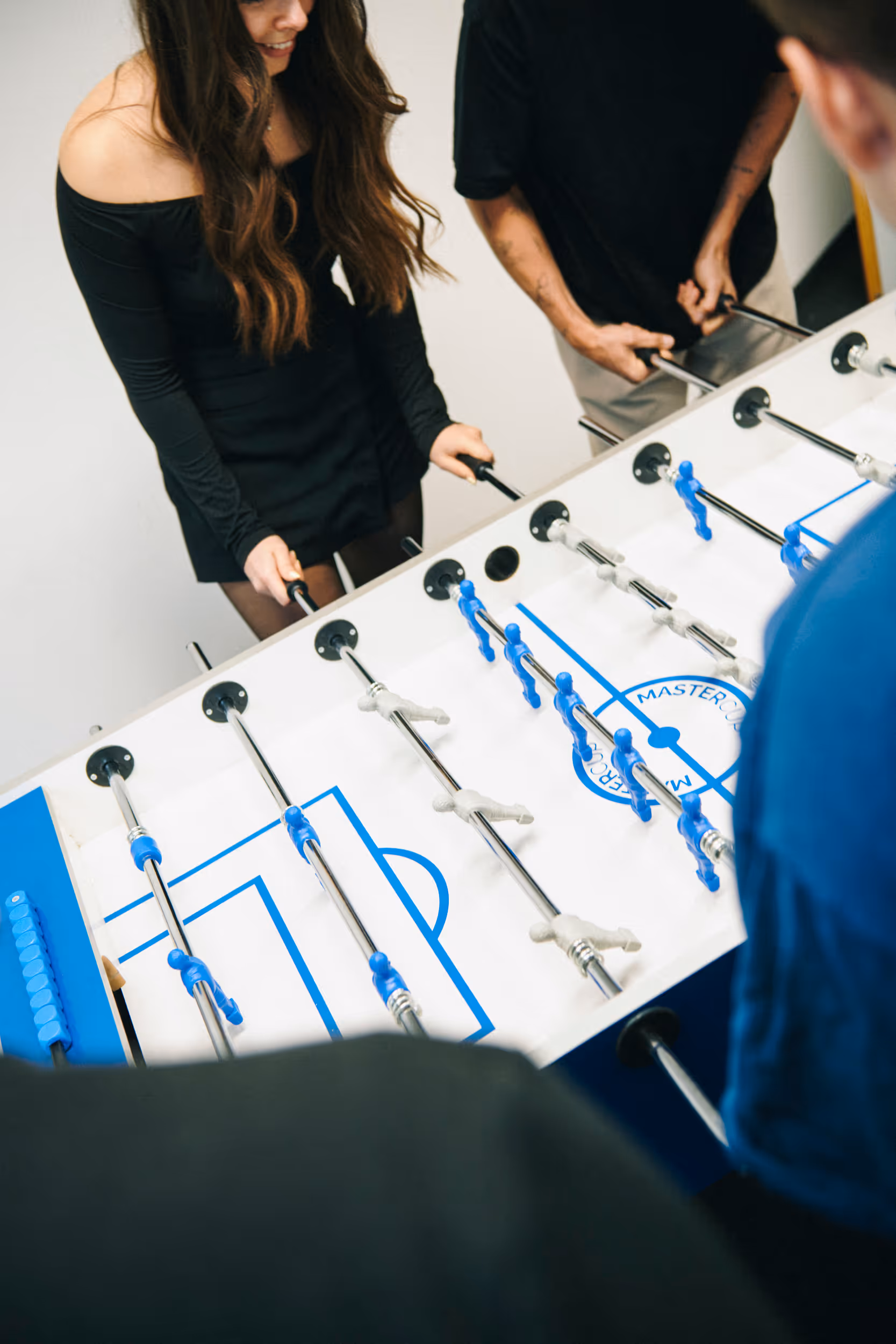 Mehrere Personen spielen Kicker