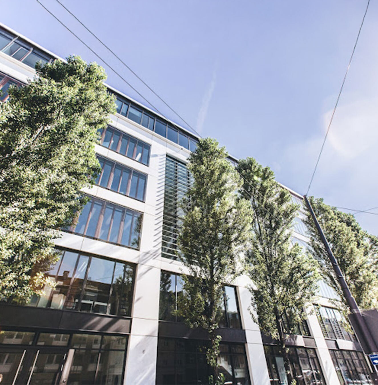 Fassade eines modernen Bürogebäudes 