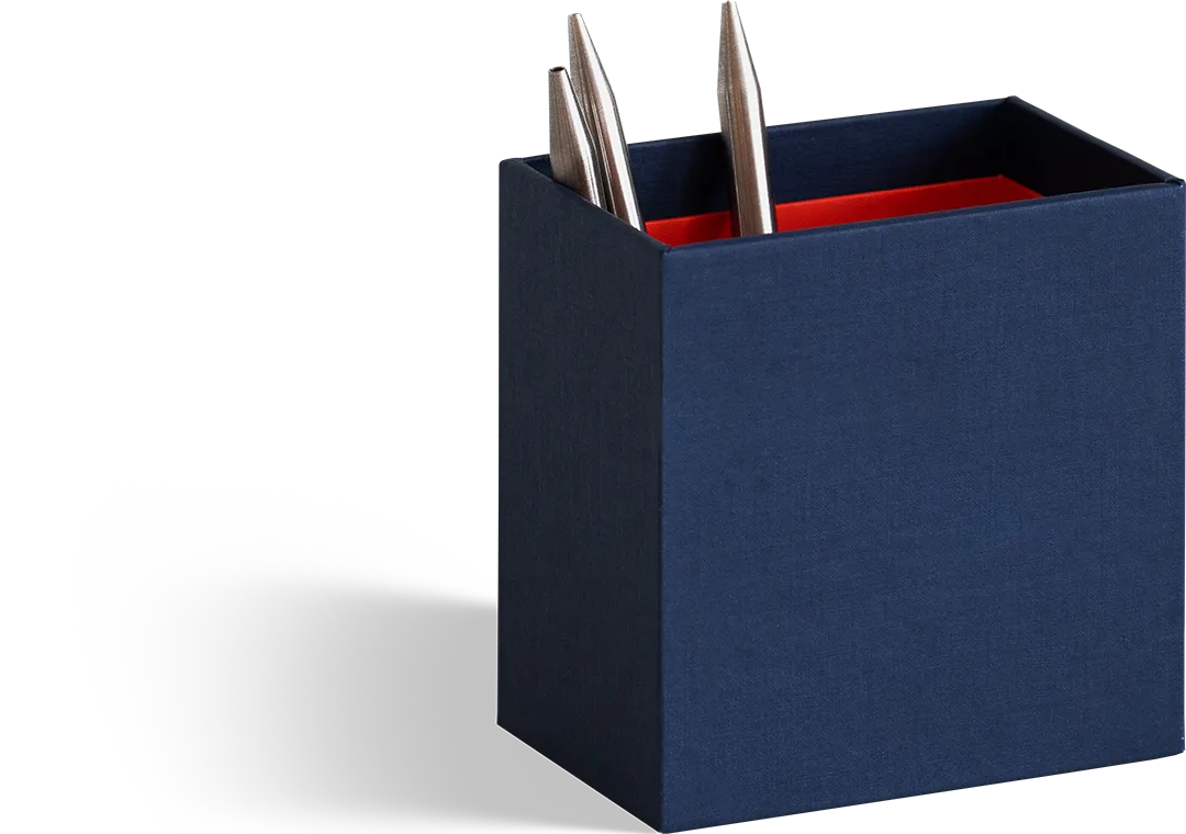 Rechteckiger Stifthalter aus marineblauer Leinwand mit orangefarbener Innenseite, Teil der Smartbox Signature-Box