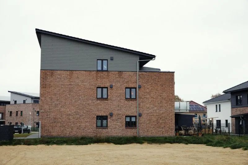 Mehrfamilienhaus von Thomas Klömmer für Mieterstrom-Projekt mit metergrid: Hier werden die Mieter ab jetzt mit grünem Solarstrom versorgt