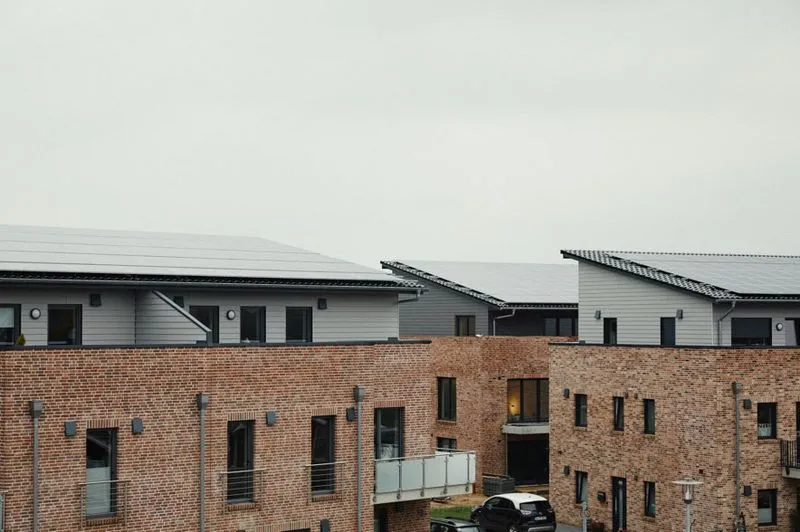 mehrere Mehrfamilienhäuser von Thomas Klömmer mit neuen Solaranlagen: Hier wird ab jetzt grüner Mieterstrom produziert - mit metergrid!