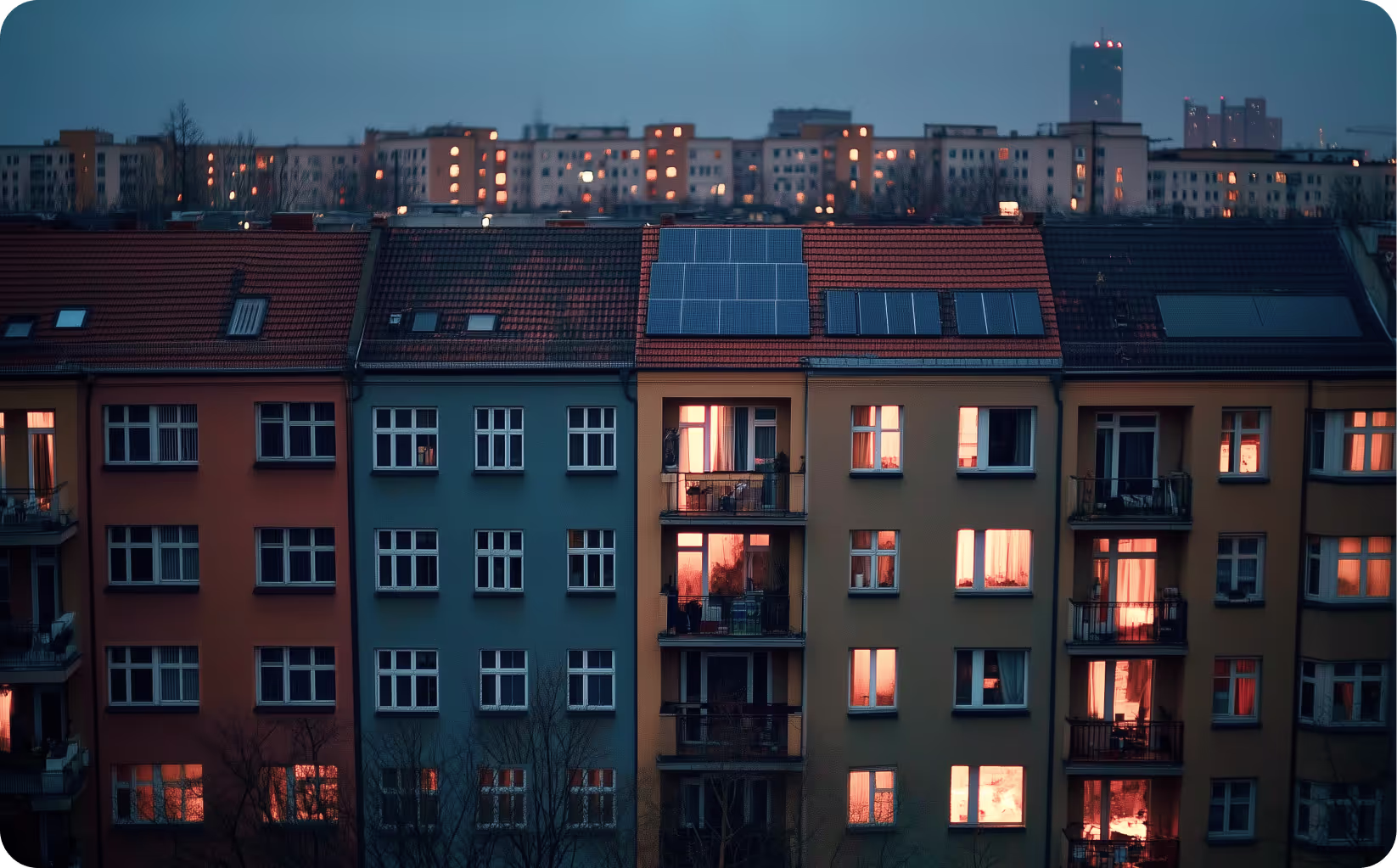 Stadt bei Nacht mit beleuchteten Fenstern (Symbolbild): Die Sorge vor einem Blackout durch PV Strom ist groß. Bei Mieterstrom wird der Strom lokal genutzt und wird nicht ins Stromnetz eingespeist - so besteht keine Blackout-Gefahr. / Mieterstrom Fachwissen von metergrid