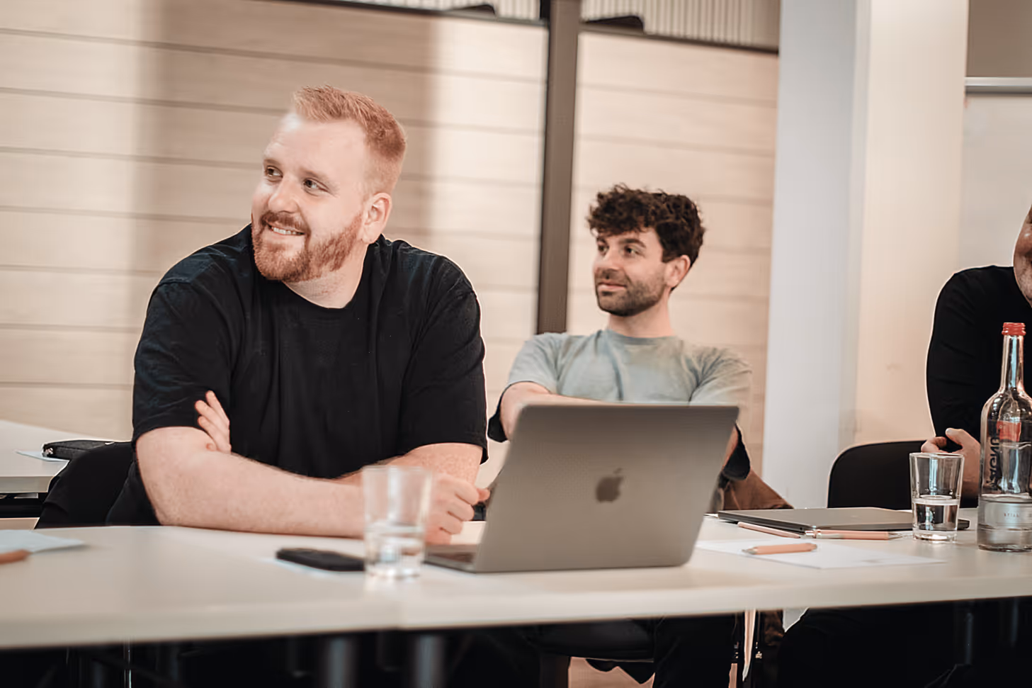 metergrid Offsite Team Event im Harz 2024: Worshops, Präsentationen und offener Austausch. Lächelnde Mitarbeiter