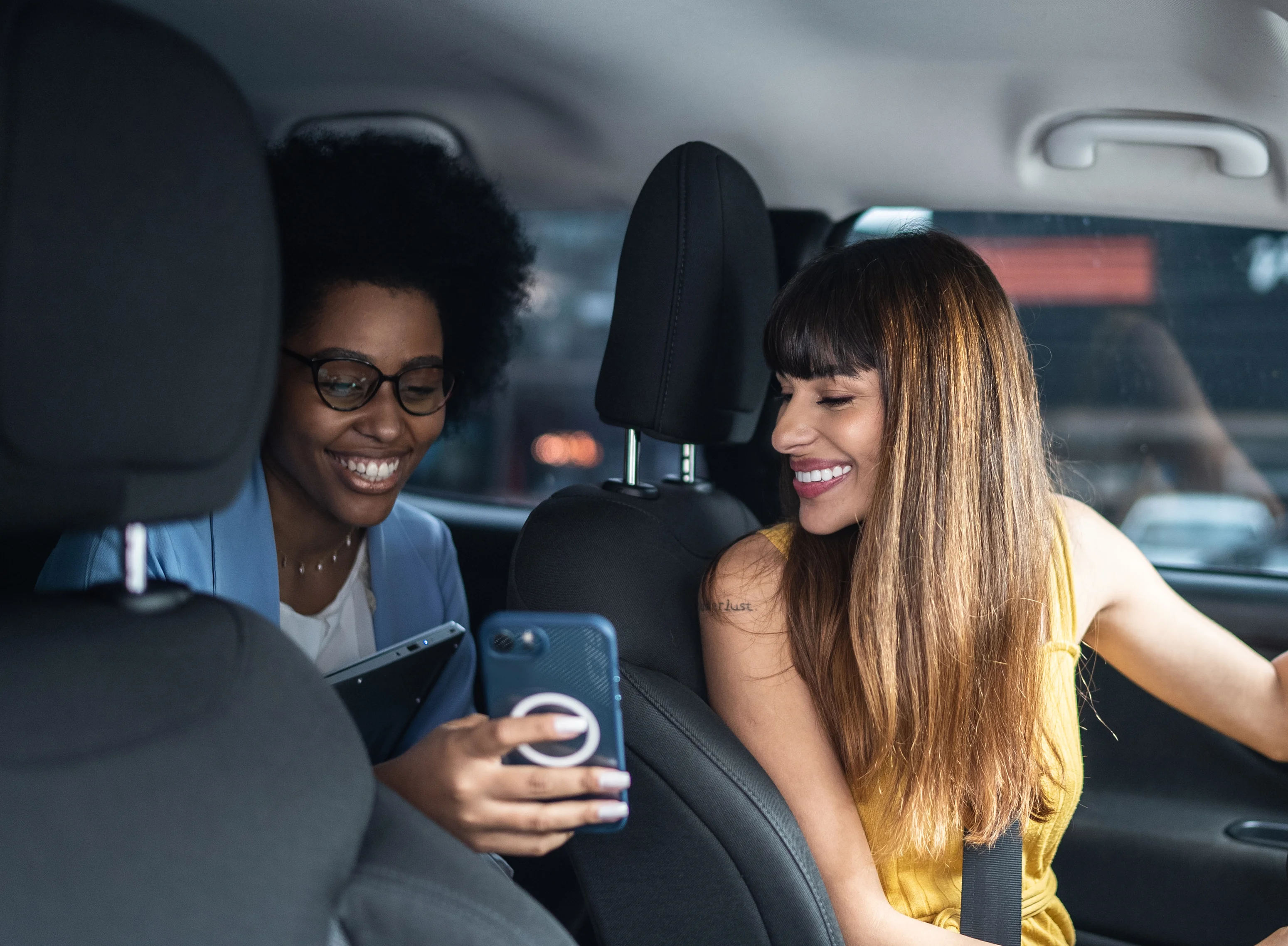 Passenger talking to a Ryde driver and showing her the smartphone