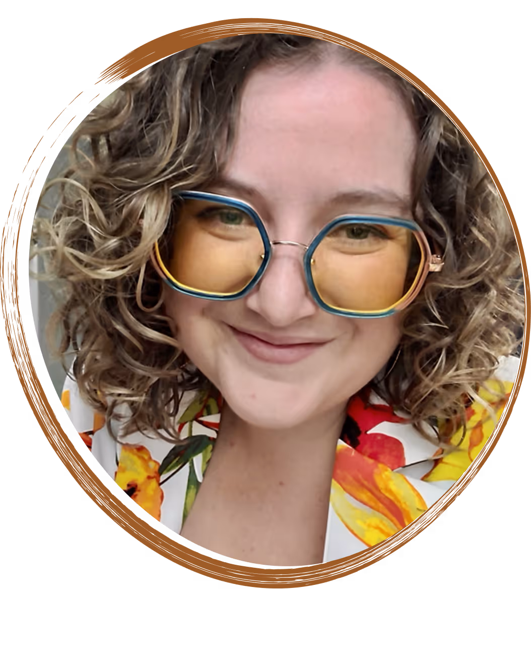 Portrait of Jennifer Head, with curly blonde hair, wearing large round glasses and a colorful shirt. The card highlights the badge “Mentor and trainer” and describes her leadership with empathy and evidence-based strategies.