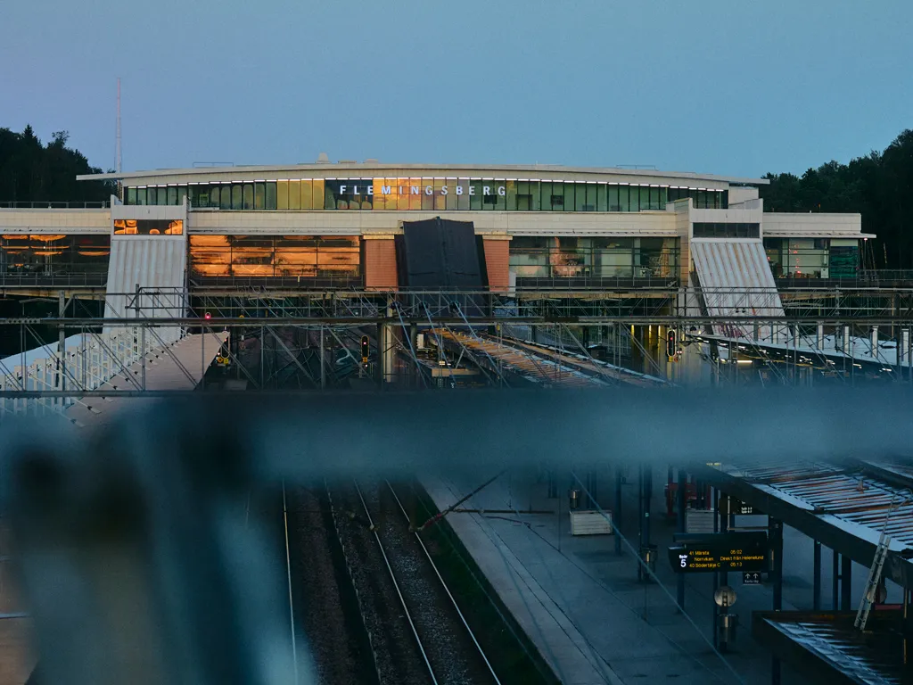 Flemingsberg pendeltågstation i kvällsljus.