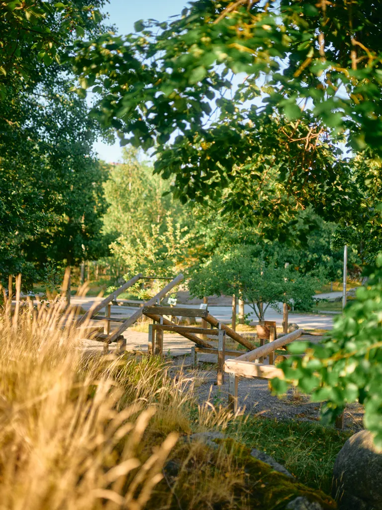 Utomhusgym vid Blick lägenhetshus i Flemingsberg i solljus.