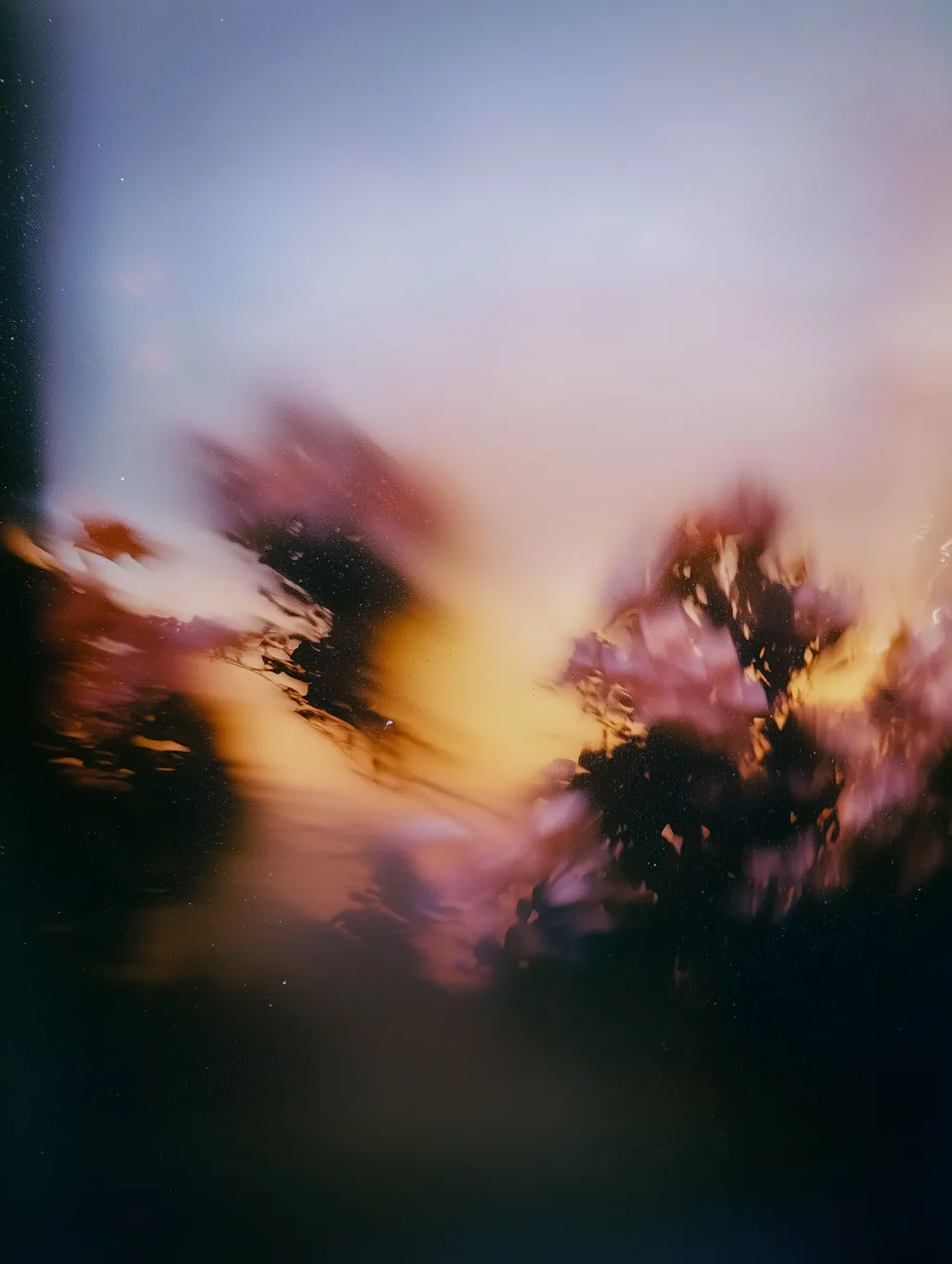 Abstrakt vy från fönster i varma färger