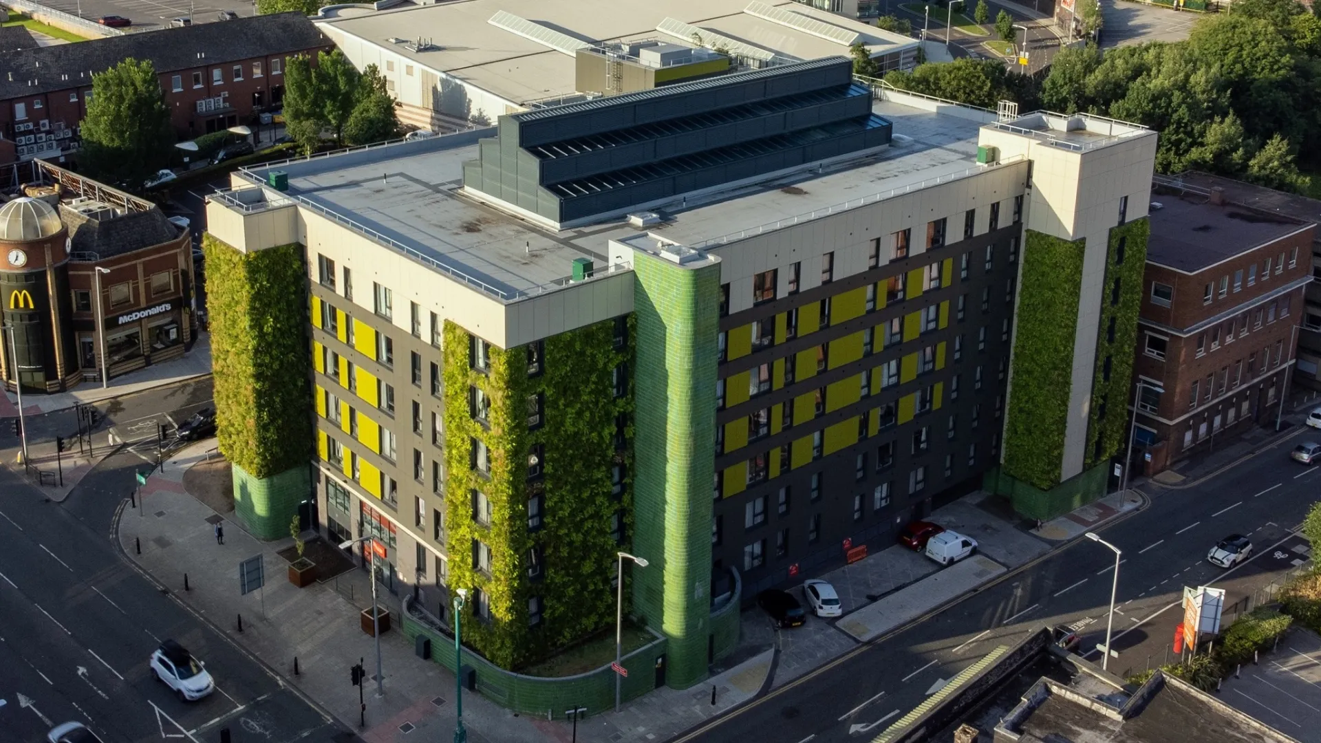 Stockport's former sorting office is now 117 flats & 15,200 sq ft commercial space, boasting 14 living walls & 114,500 plants. A true urban greening success!