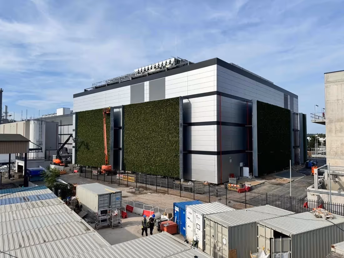 This premium data centre based in Frankfurt has been planted with over 50,000 plants that improve air quality whilst creating an aesthetically pleasing façade.