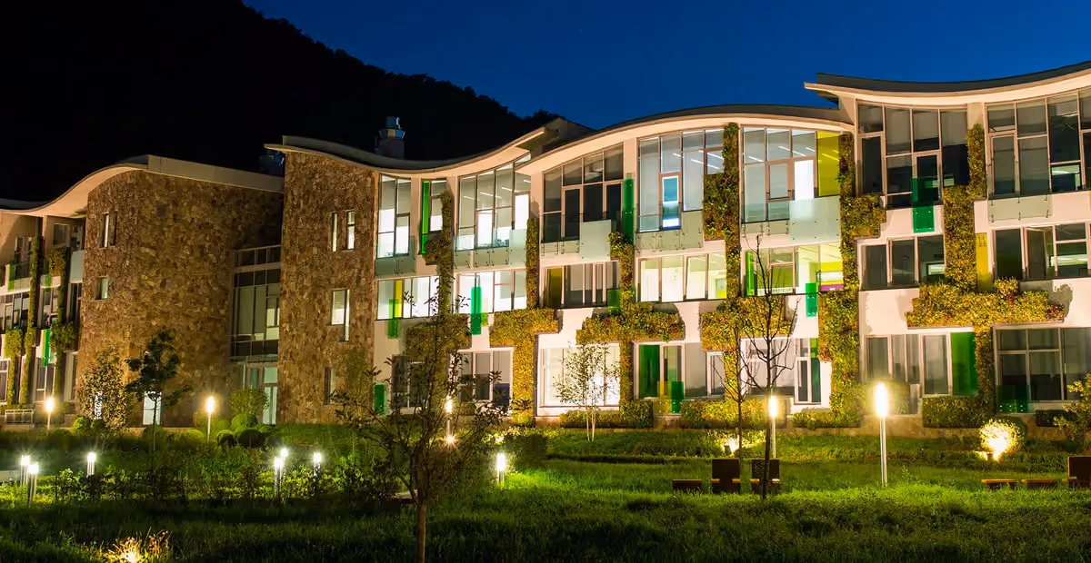 1500m² of planted living green walls in various shapes and sizes, all over the college campus.