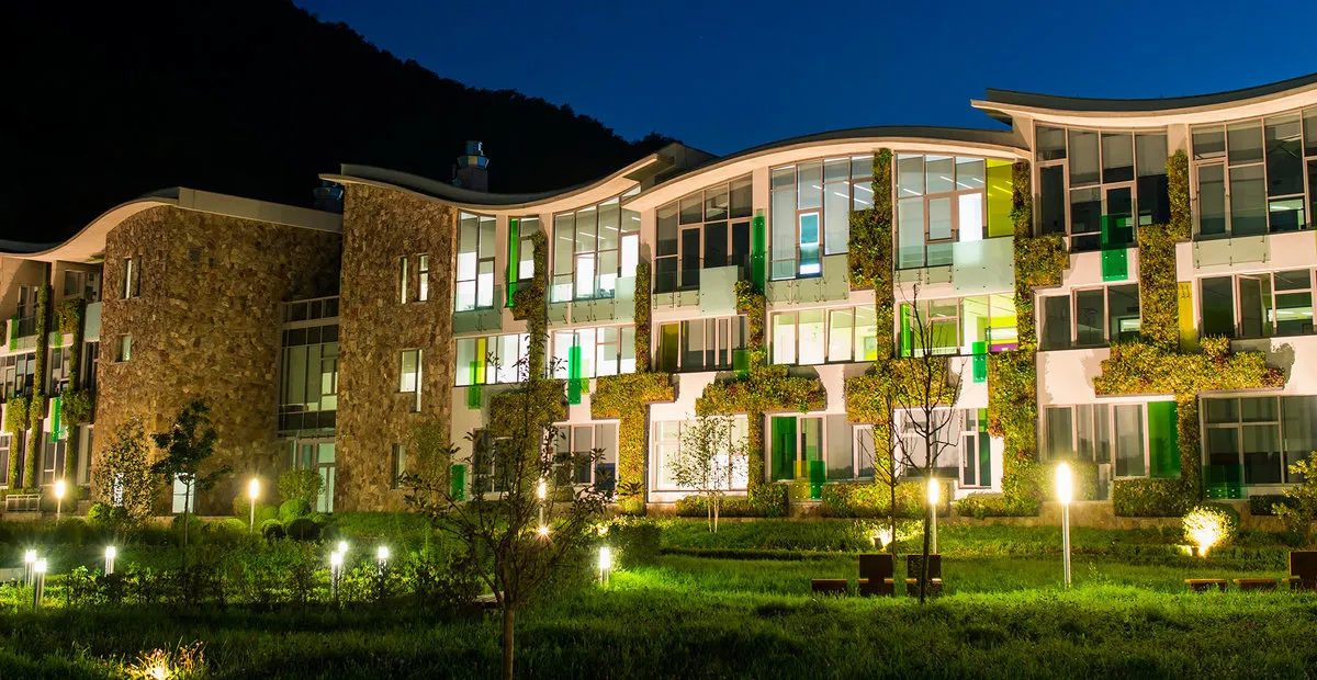 1500m² of planted living green walls in various shapes and sizes, all over the college campus.