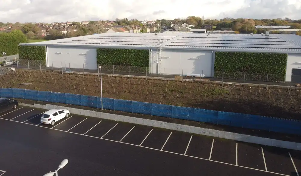 Totalling 125m², the three living walls are visible as you approach the store from the road, making a strong visual impact.