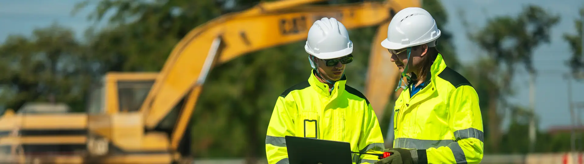 Site supervisor talking with a plant operator
